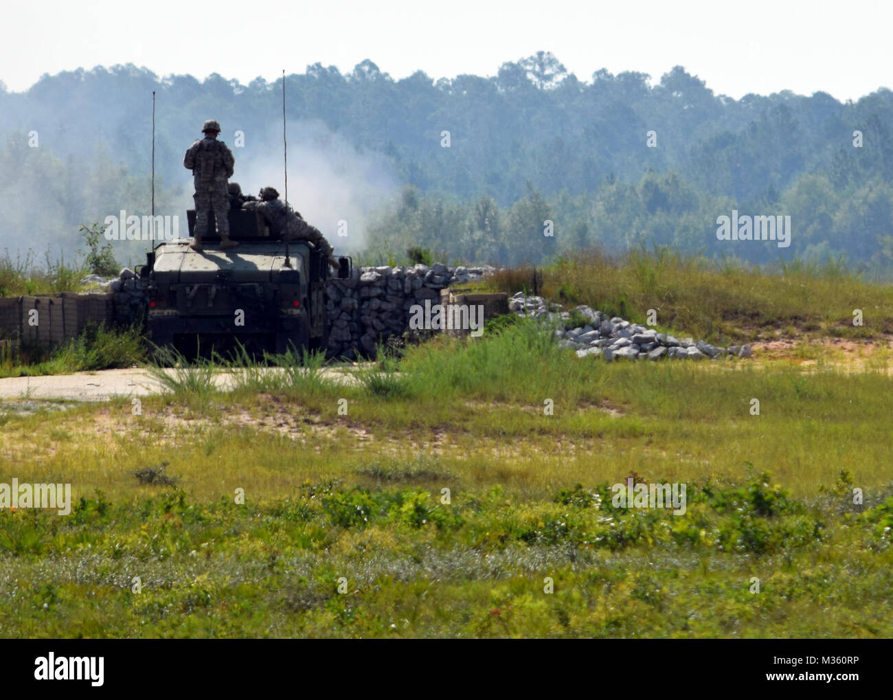 FORT STEWART, Ga 19 Juli, 2015 - ein Fahrzeug Crew von Bravo Truppe, 108 Kavallerie, Georgien Army National Guard Brände 50 Kaliber Gewehr bei Live-Fire Training in Fort Stewart's Red Cloud. Das 1.BATAILLON 108. Kavallerie ist die Durchführung von jährlichen Trainings. Georgien Army National Guard Foto von Kapitän William Carraway/Freigegeben montiert Waffen Feuer durch Georgia National Guard Stockfoto