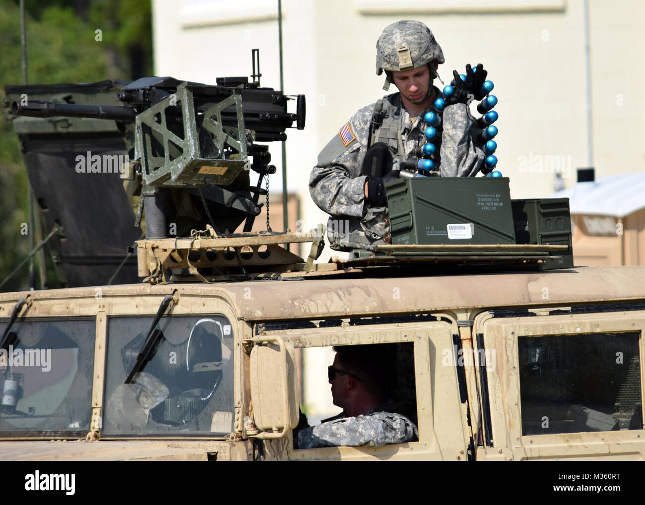 FORT STEWART, Ga 19 Juli, 2015 - Georgien Army National Guard SPC. Charles Haulk bereitet seine Mk-19 Granatwerfer mit 40-mm-Granaten zu laden. Ein Mitglied von Bravo Truppe, 108 Kavallerie, Georgien Army National Guard ist die Durchführung von Live-Fire Training in Fort Stewart's Red Cloud. Georgien Army National Guard Foto von Kapitän William Carraway/Freigegeben schlechte Nachrichten in 40-mm-Pakete, die von Georgien National Guard kommt Stockfoto
