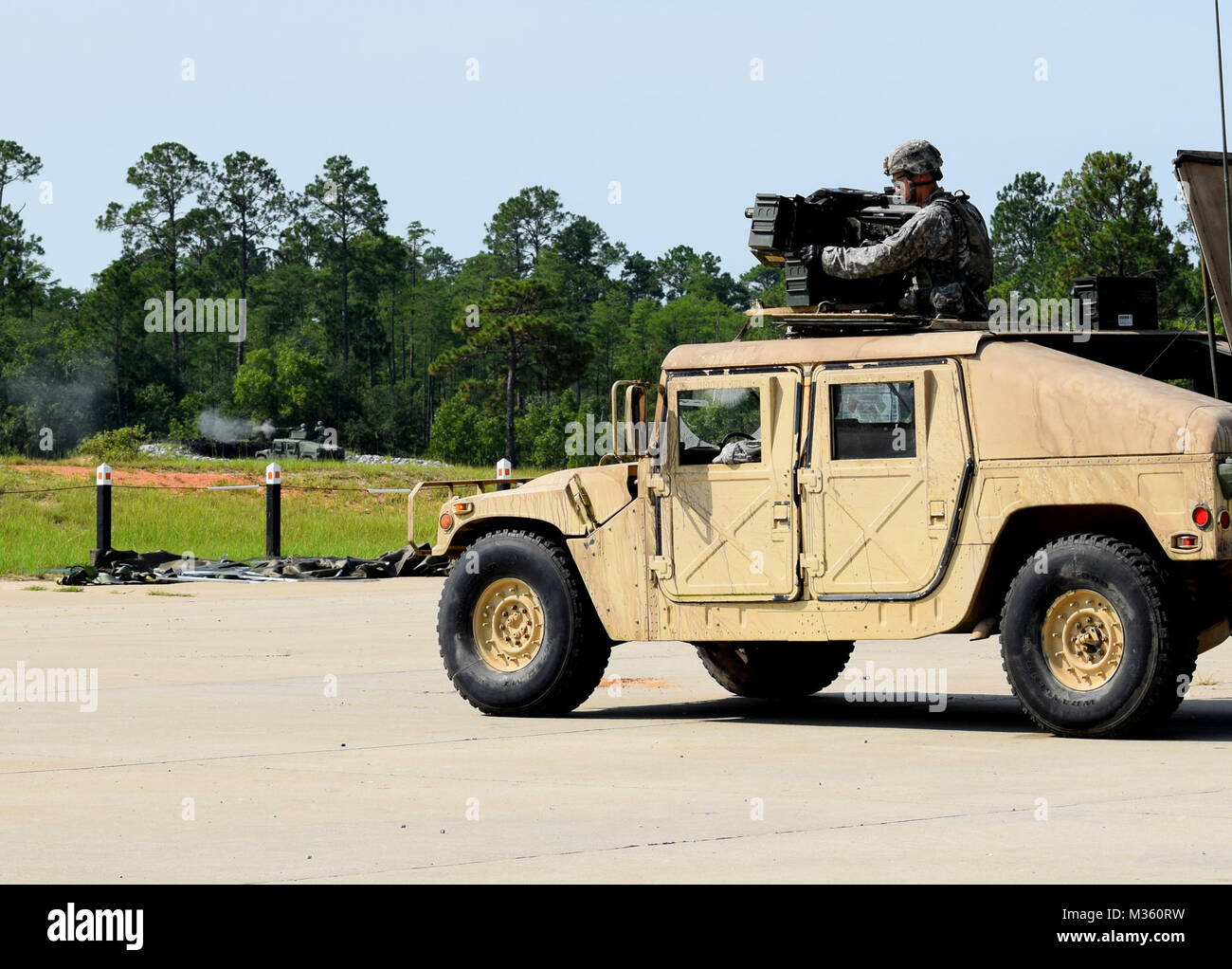 FORT STEWART, Ga 19 Juli, 2015 - ein hmmwv Bravo Truppe 108 Kavallerie, Georgien Army National Guard zugeordnet greift Ziele mit 50 Kaliber Maschinengewehr, während ein zweites Fahrzeug wiederum mit der Mk wartet. 19 Granatwerfer. Das 1.BATAILLON 108 Kavallerie, Georgien Army National Guard ist die Durchführung von Live-Fire Training in Fort Stewart's Red Cloud. Georgien Army National Guard Foto von Kapitän William Carraway/freigegeben Direkte und Indirekte Feuer durch Georgia National Guard Stockfoto