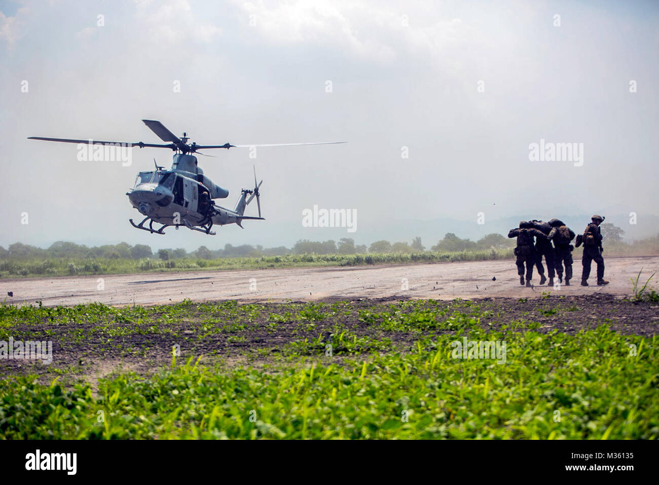 Us-Marines escort einen simulierten Unfall auf einer UH-1Y Venom während eines Unfalls evakuierungsübung als Teil der Air Assault Support Übung 2015-2 in Basa Air Base in Pampanga, Philippinen, 21. Juli 2015. Die Marines sind Teil einer Patrouille, eine Praxis, die RAID-und Unfallversicherung Evakuierungsübung in der ganzen Dschungel ausgeführt. Der Bohrer vorbereitet Marines mit den Strapazen des patrouillieren durch dichte Vegetation und Hubschrauber Extraktion zu beschäftigen. Die Marines sind mit 2 Platoon, Fuchs, 2.BATAILLON, 3 Marines und sind durch die Einheit Deployment Program zu III Marine Expeditionary Force befestigt. (U. Stockfoto