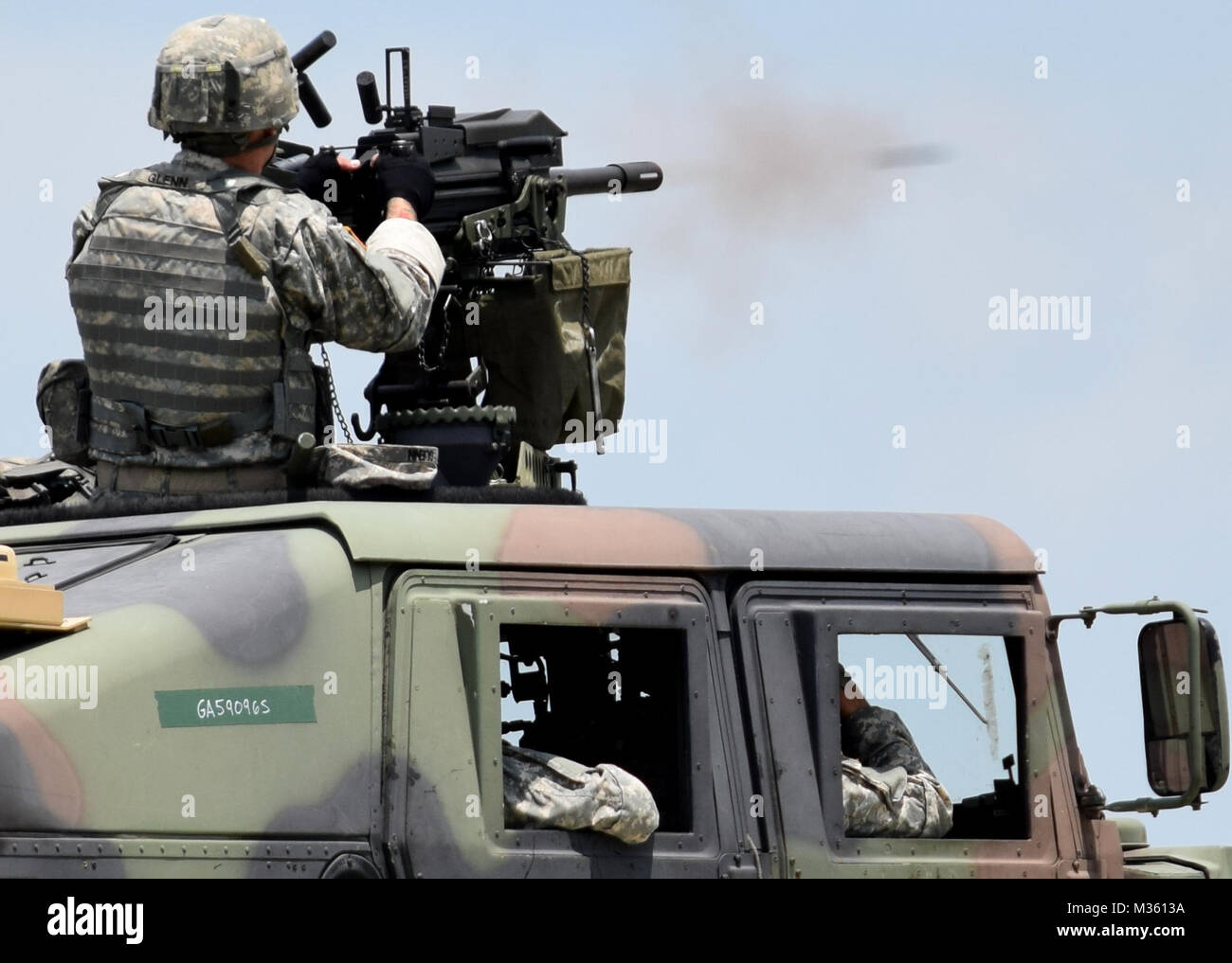 FORT STEWART, Ga 21. Juli 2015 - Georgien Army National Guard Sgt. Clinton Glenn sendet ein 40-mm-Granate downrange mit seinem Mk. 19 Granatwerfer während montiert Waffen Qualifikation in Fort Stewart's Red Cloud. Glenn und seine Kameraden von Alpha Truppe, 108 Kavallerie, 48th Infantry Brigade Combat Team leiten, das jährliche Training. Andere Mitglieder der HMMWV Crew sind: Staff Sgt. Caleb Mattingly, Fahrzeug Commander; SPC. Kaleb, Bloomfield, Fahrer und Pfc. Christopher Bierley, abbauen. Georgien Army National Guard Foto von Kapitän William Carraway/freigegeben Rundet die von Georgien Natio Stockfoto