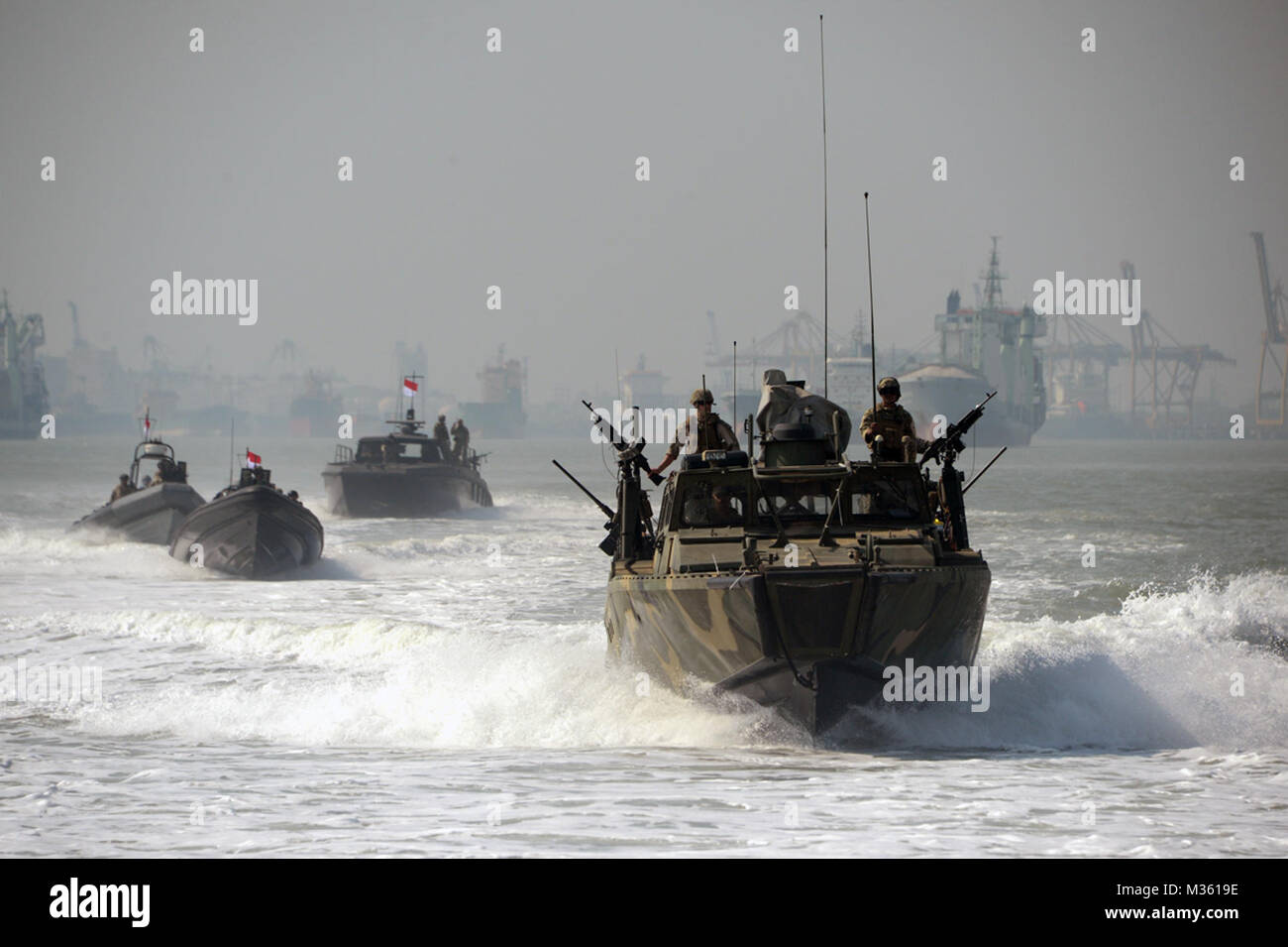 150805-N-FN 215-206 SURABAYA, Indonesien (Aug. 5, 2015) U.S. Navy Sailors zu Küstengebieten Riverine Squadron (CRS) 3 und indonesischen Kopaska Naval Special forces Mitglieder Praxis patrol Formationen bei der während der Zusammenarbeit flott Bereitschaft und Weiterbildung (CARAT) Indonesien 2015 zugeordnet. In seinem 21. Jahr, CARAT ist eine jährliche bilaterale Übung Serie mit der US Navy, US Marine Corps und der bewaffneten Kräfte der neun Partner Nationen einschließlich, Bangladesch, Brunei, Kambodscha, Indonesien, Malaysia, den Philippinen, Singapur, Thailand, Timor-Leste. (U.S. Marine Foto von Mass Communication Specialist 1. Klasse Joshua Stockfoto