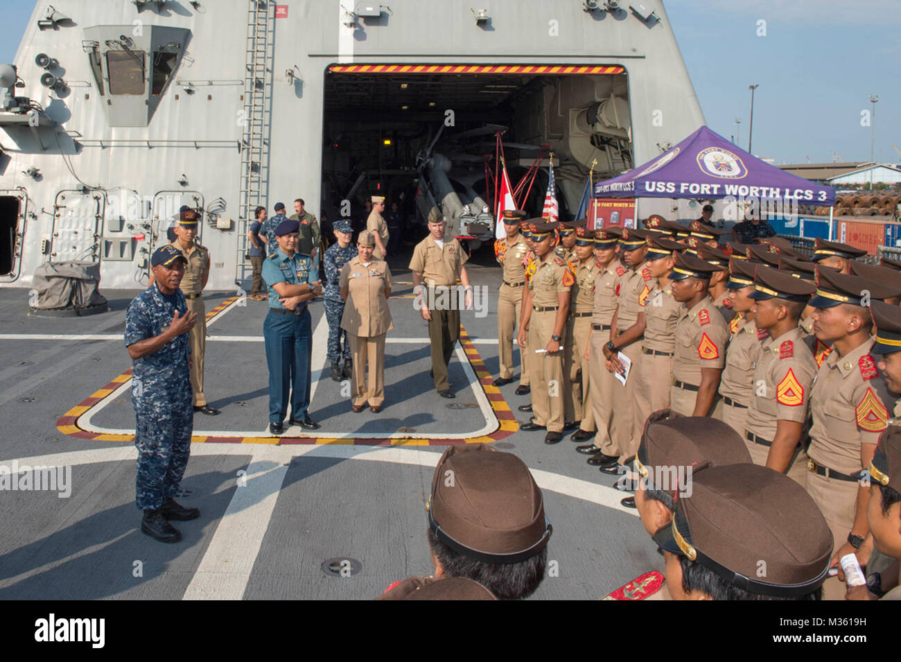 150805-N-MK 881-082 SURABAYA, Indonesien (5. August 2015) Cmdr. Christopher Braun, kommandierender Offizier der Littoral Combat Ship USS Fort Worth (LCS 3), spricht mit Kadetten von der indonesischen Marine während eines Besuches in Fort Worth als Teil der Zusammenarbeit flott Bereitschaft und Weiterbildung (CARAT) Indonesien 2015. CARAT ist eine jährliche bilaterale Übung Serie mit der US Navy, US Marine Corps und der bewaffneten Kräfte der neun Partner Nationen. (U.S. Marine Foto von Mass Communication Specialist 2. Klasse Joe Bischof/Freigegeben) indonesische Marine Kadetten Besuchen USS Fort Worth in Zusammenarbeit flott Bereitschaft und T Stockfoto