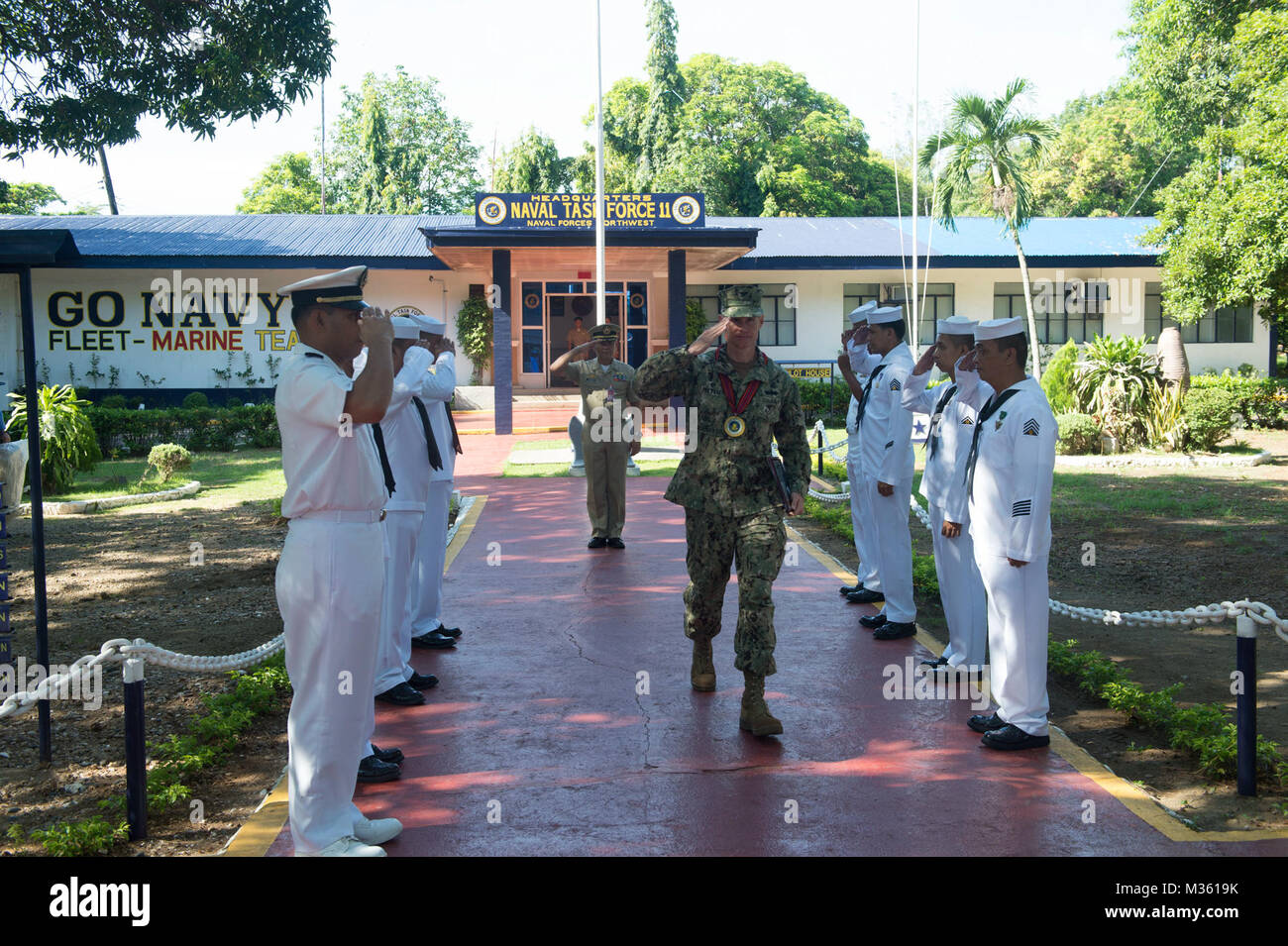 150806-M-RB 060-007 SAN FERNANDO CITY, Philippinen (Aug. 5, 2015) Kapitän James Meyer, Commodore der Task Force Forager grüßt philippinische Matrosen nach einem Treffen mit philippinischen Marine Kapitän Albert Mogol. Task Force Forager wird auf den Philippinen die Bereitstellung medizinischer und technischer Unterstützung. Task Force Forager, schiffte sich an Bord des Military Sealift Command joint high speed Schiff USNS Millinocket (Jhsv 3) ist als zweite Plattform für Pazifische Partnerschaft 2015, geführt von einer expeditionary Befehl Element von 30. der Marine Schiffbau Regiment (30 NCR) von Port Hueneme, Calif. Jetzt in Stockfoto