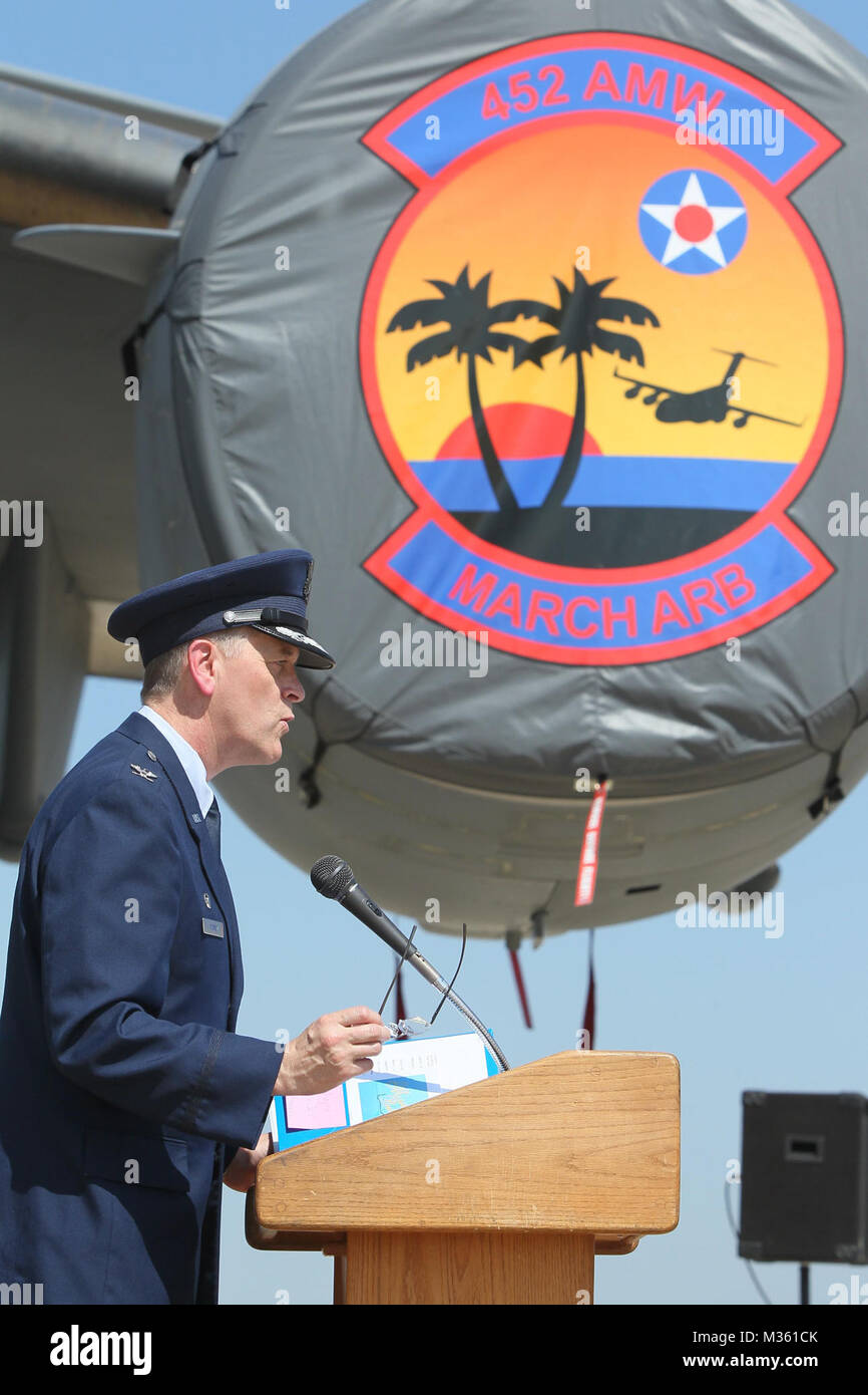 150811-N-HW 977-149 MÄRZ AIR RESERVE BASE, Calif (Aug. 11, 2015) Colonel Russell Muncy, Commander, 452Nd Air Mobility Wing an März Air Reserve Base, spricht vor der Enthüllung der neuen 'Mission Belle" C-17 Nase Art.Design von Shayne Meder, einem lokalen Aviation Artist und Luftwaffe Veteran gemalt wurde. Kapitän Stephen H. Murray, Naval Surface Warfare Center (NSWC), Corona Division kommandierenden Offizier, und seine Familie nahmen an der Veranstaltung teil. (U.S. Marine Foto von Greg Vojtko/Freigegeben) 150811-N-HW 977-149 von navsea Corona Stockfoto