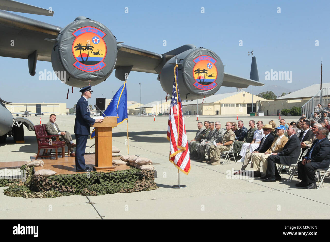 150811-N-HW 977-175 MÄRZ AIR RESERVE BASE, Calif (Aug. 11, 2015) Colonel Russell Muncy, Commander, 452Nd Air Mobility Wing an März Air Reserve Base, als Rusty Bailey, Bürgermeister von Riverside, steht vor der Enthüllung der neuen 'Mission Belle" C-17 Nase Art.Design von Shayne Meder, einem lokalen Aviation Artist und Luftwaffe Veteran gemalt wurde. Kapitän Stephen H. Murray, Naval Surface Warfare Center (NSWC), Corona Division kommandierenden Offizier, und seine Familie nahmen an der Veranstaltung teil. (U.S. Marine Foto von Greg Vojtko/Freigegeben) 150811-N-HW 977-175 von navsea Corona Stockfoto