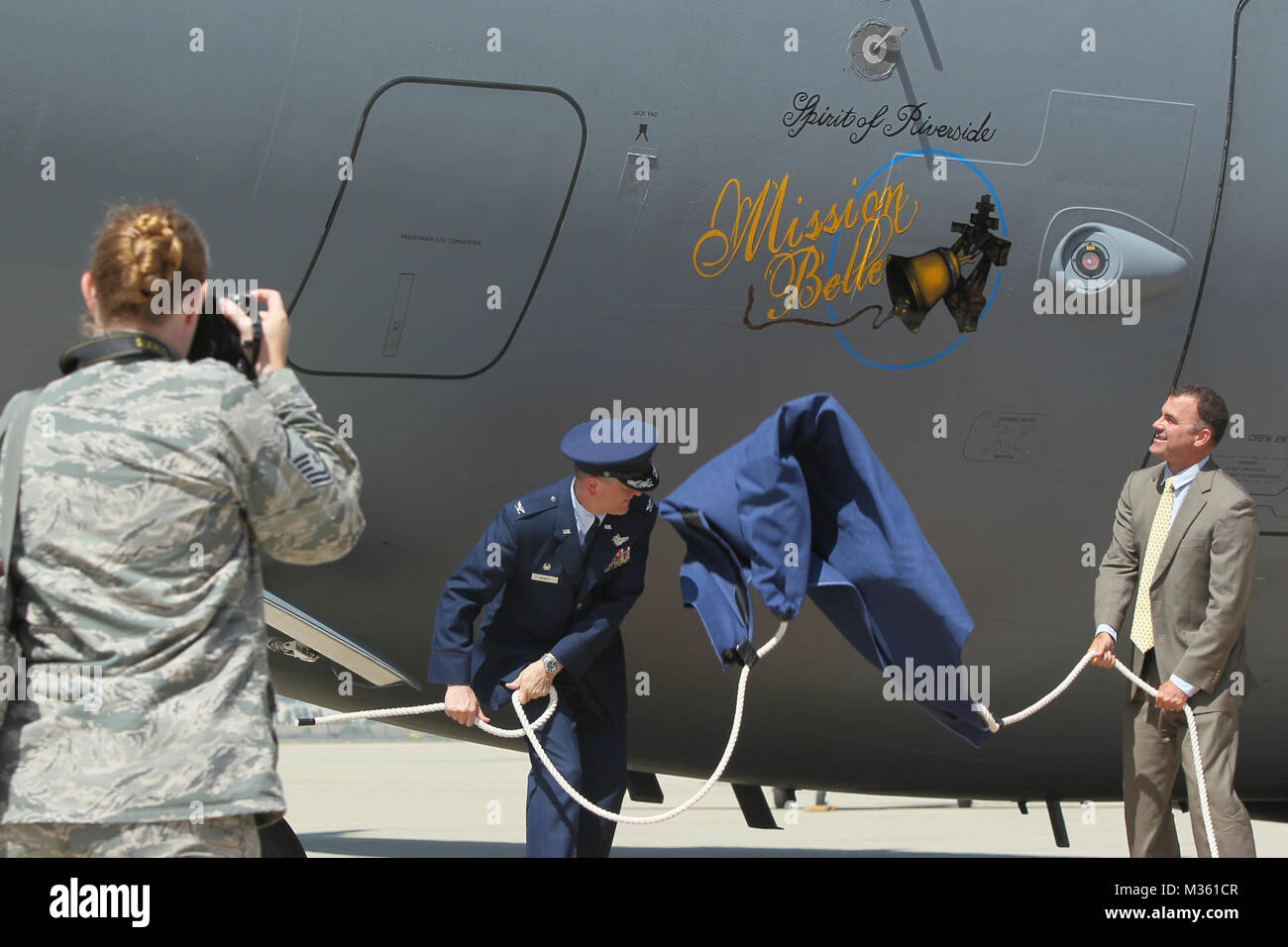 150811-N-HW 977-299 MÄRZ AIR RESERVE BASE, Calif (Aug. 11, 2015) Colonel Russell Muncy, Commander, 452Nd Air Mobility Wing an März Air Reserve Base, Links, und rostige Bailey, Bürgermeister von Riverside, enthüllen neue 'Mission Belle" C-17 Nase Art.Design wurde von Shayne Meder, einem lokalen Aviation Artist und Luftwaffe Veteran gemalt. Kapitän Stephen H. Murray, Naval Surface Warfare Center (NSWC), Corona Division kommandierenden Offizier, und seine Familie nahmen an der Veranstaltung teil. (U.S. Marine Foto von Greg Vojtko/Freigegeben) 150811-N-HW 977-299 von navsea Corona Stockfoto