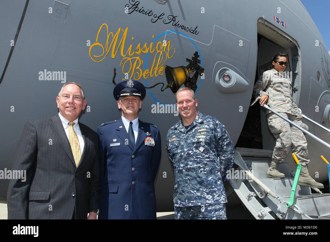 150811-N-HW 977 - MÄRZ AIR RESERVE BASE, Calif (Aug. 11, 2015) Foto von der Zeremonie als Colonel Russell Muncy, Commander, 452Nd Air Mobility Wing an März Air Reserve Base und Rusty Bailey, Bürgermeister von Riverside, vorgestellte neue 'Mission Belle" C-17 Nase Art.Design von Shayne Meder, einem lokalen Aviation Artist und Luftwaffe Veteran gemalt wurde. Kapitän Stephen H. Murray, Naval Surface Warfare Center (NSWC), Corona Division kommandierenden Offizier, und seine Familie nahmen an der Veranstaltung teil. (U.S. Marine Foto von Greg Vojtko/Freigegeben) 150811-N-HW 977-479 von navsea Corona Stockfoto