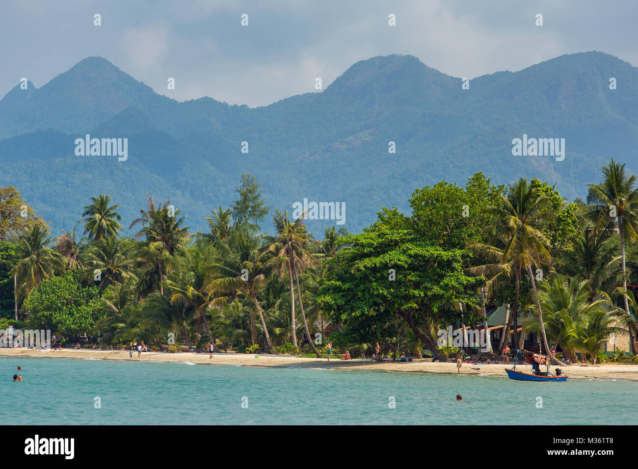 Koh Chang, Thailand - 12. März 2017: Touristen auf der wunderschönen tropischen Strand auf Koh Chang Insel in Thailand. Stockfoto