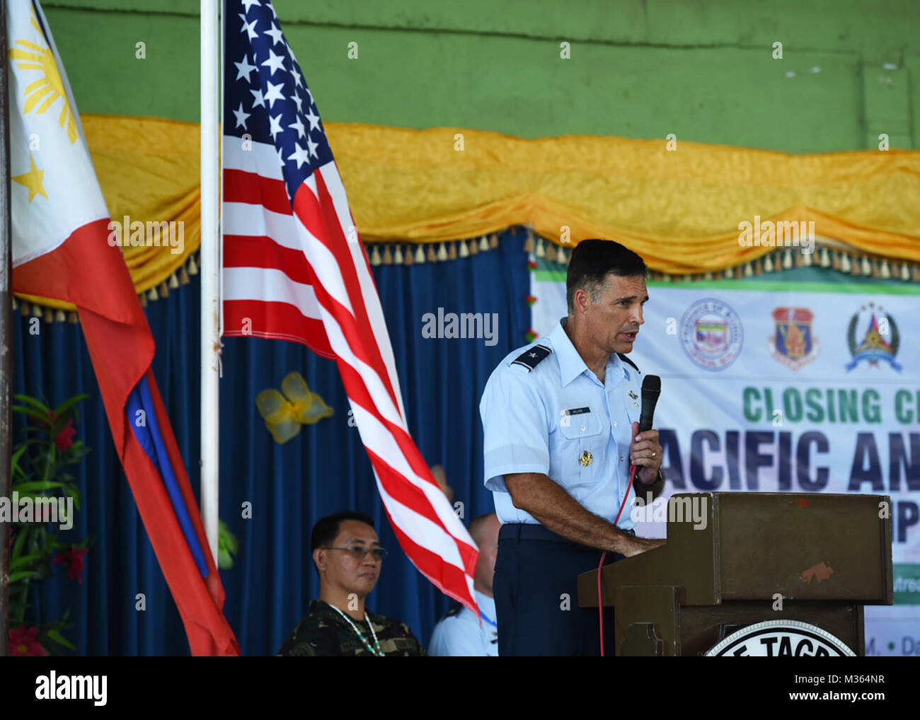 Us Air Force Brig. General John hillyer, Mobilität, Assistent des Chef des Stabes, US Pacific Air Forces, spricht während der Abschlusszeremonie der Pazifischen Engel Philippinen 15-1 in der Provinz Bohol, Philippinen, Nov. 24, 2015. Über dem Kurs von sechs Tagen, 5.101 Patienten erhielten Health Care und sechs verschiedenen Schulen renoviert wurden die rehabilitiert Lernen räumlich auf etwa 5.000 Studenten. Pacific Engel ist eine multilaterale humanitäre Hilfe zivil-militärische Operation, die militärische verbessert die militärische Partnerschaften im Pazifik, während auch die medizinische Gesundheit Outreach, Civic Stockfoto