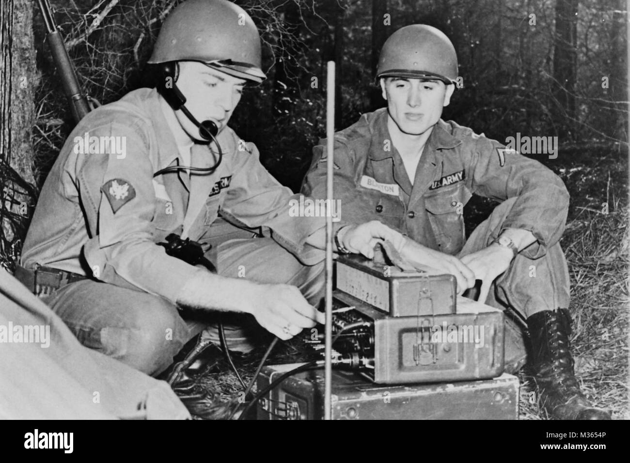 März 1962 - Zwei Männer von der 111 Signal Battalion betrieben ein SB-22 Switchboard als Teil ihrer Active Duty Training während der Berliner Finanzkrise. Sie sind von links nach rechts: SP4 Russell Terry und Pvt. Jerry Blanton. Foto von 111 Signal Battalion. Bild mit freundlicher Genehmigung von National Guard Educational Foundation, Washington, D.C. SB 22 Swtichboard durch Georgia National Guard Stockfoto