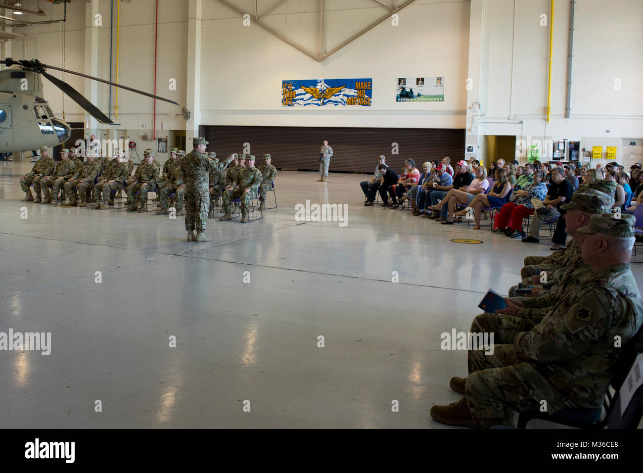 1-245 th Flugplatz Operations Battalion, 90th Truppe den Befehl, Oklahoma Army National Guard, Bereitstellung Zeremonie. Festakt im Army Aviation Support #2 in der Nähe von Lexington, Oklahoma am 5. Juni 2016. Spearkers: Brig Gen. Michael Thompson, Assistant ajutant Allgemein (Armee) OKNG Oberst John Zenker, Commander 90th Truppe Commanf OKARNG Oberstleutnant Michael Koval, OKARNG Aviation Battalion commander Kapitän Scott 'Chip' Collins, Commander 1-245 th AOB OKARNG FOTOS: Maj. Geoff Legler, Oklahoma Ntional Guard visuelle Informationen Büro 1 245 Sonstiges Mob Zeremonie 013 durch Oklahoma National Guard Stockfoto