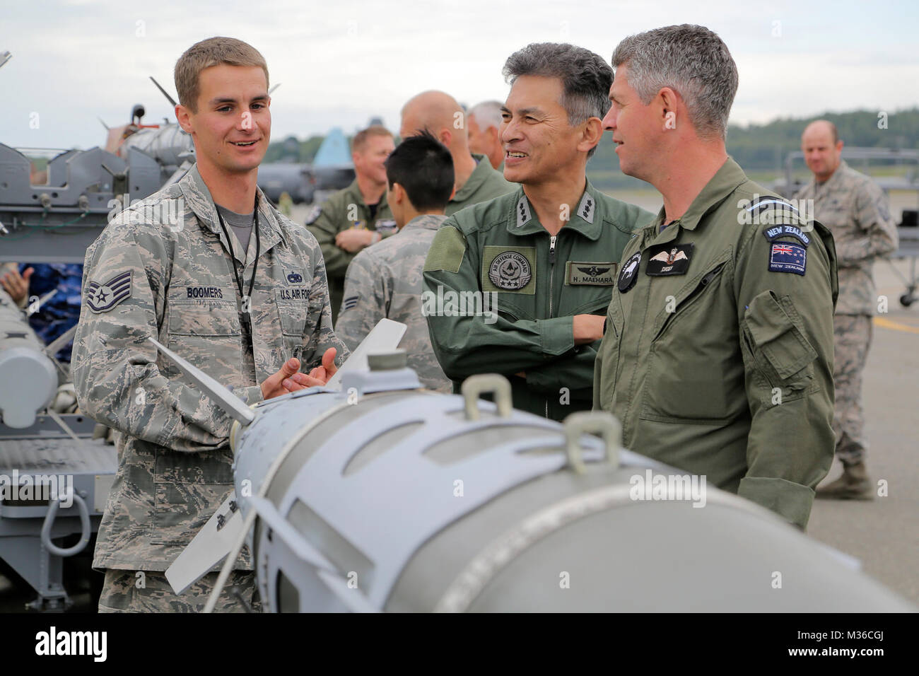 US Air Force Staff Sgt Jerry Boomers, links, 3. Pflegegruppe zugewiesen, interagiert mit Japan Air Self Defense Force Generalleutnant Hiroaki Maehara, Center, der stellvertretende Kommandeur der Air Defense Command und Royal New Zealand Air Force Air Commodore Darryn Webb, Luft Komponente Kommandant, während eine statische Präsentation für rote Fahne-Alaska (RF-A) 16-2, Executive Observer Program auf der gemeinsamen Basis Elmendorf-Richardson , Alaska, 10. Juni 2016. Leitende Luft Führungskräfte aus Bangladesch, Kanada, Finnland, Deutschland, Indonesien, Japan, Mongolei, Neuseeland, Philippinen, Sri Lanka, Schweden, Thailand und Stockfoto