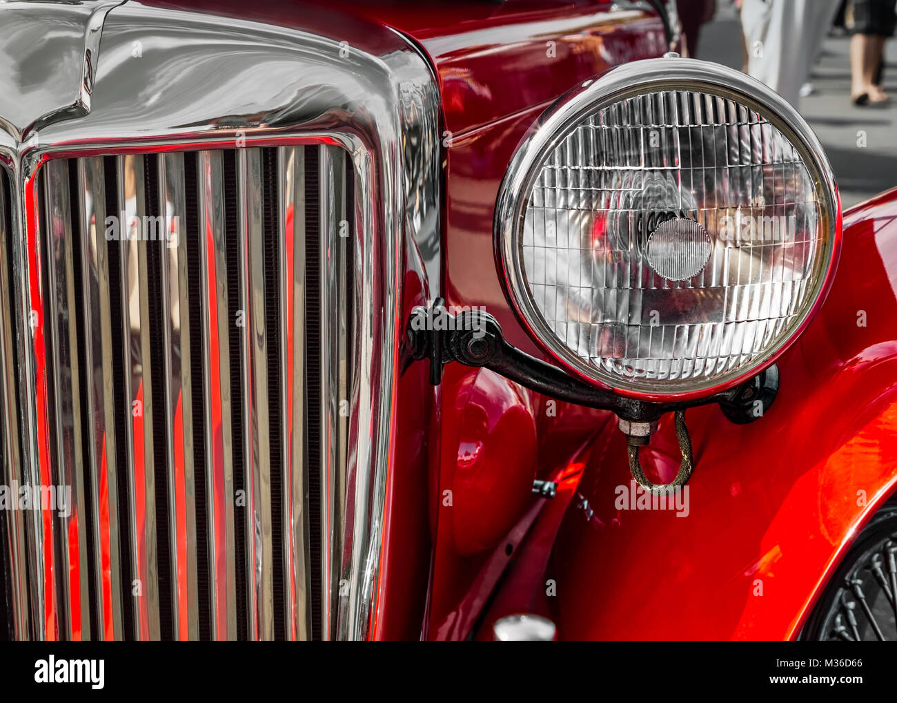 Den Scheinwerfer und Grill eines klassischen europäischen Auto. Stockfoto