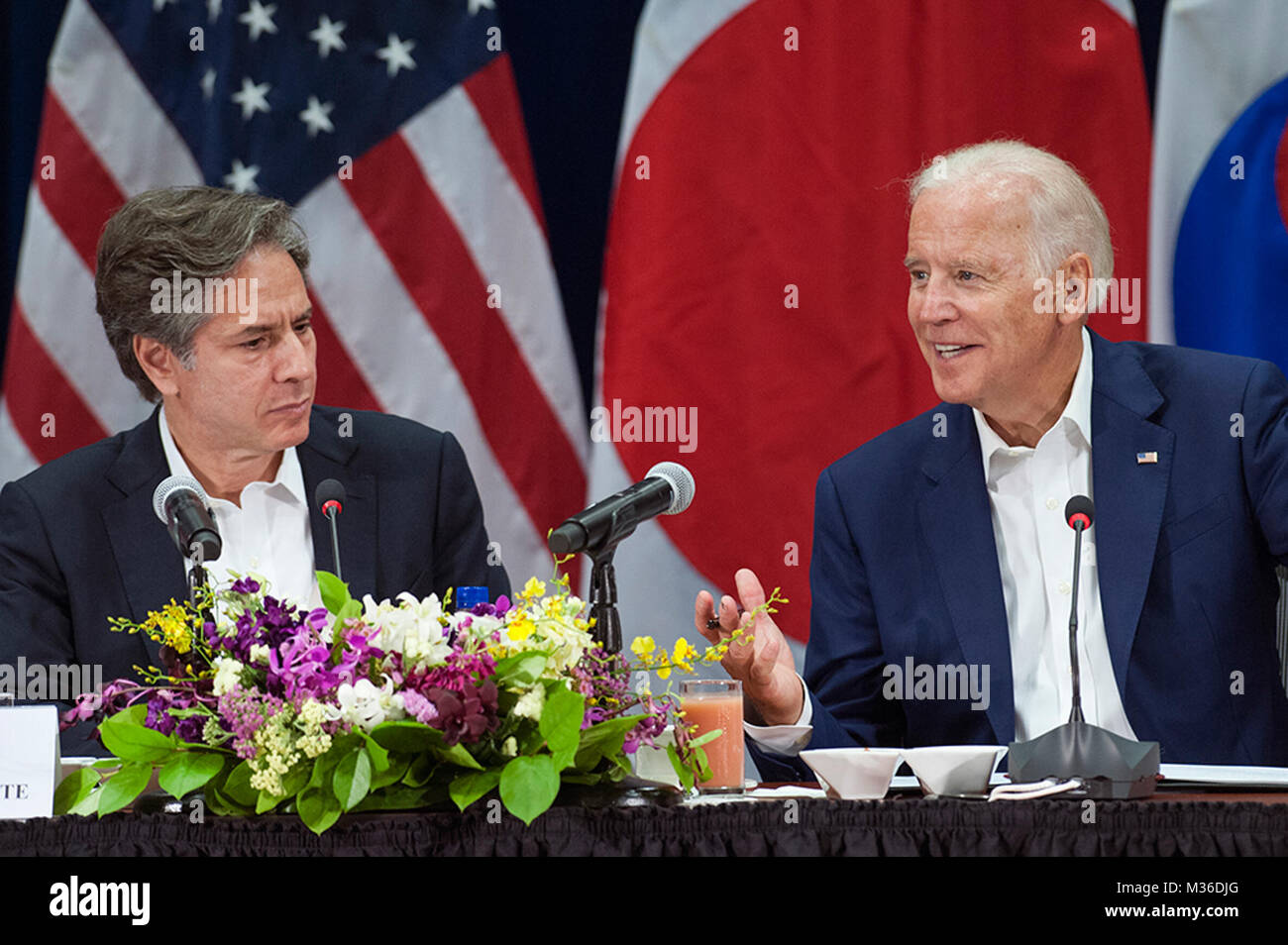 Vizepräsident Joe Biden, rechts, spricht mit Koreanischen und Japanischen Führung neben Antony Blinken, Links, Stellvertretender Staatssekretär, während trilaterale Gespräche im Daniel K. Inouye Asien-pazifik-Center für Sicherheitsstudien am 14. Juli statt, in Honolulu. DKI APCSS ist ein US-Verteidigungsministerium Institut, die Adressen der regionalen und globalen Sicherheit Fragen. Die nicht-warfighting Organisation ein Brennpunkt, in dem militärische und zivile Vertreter der USA und der asiatisch-pazifischen Nationen versammeln können, um Ideen auszutauschen und berufliche und persönliche Bindungen zwischen den nationalen Sicherheit entwickeln Stockfoto