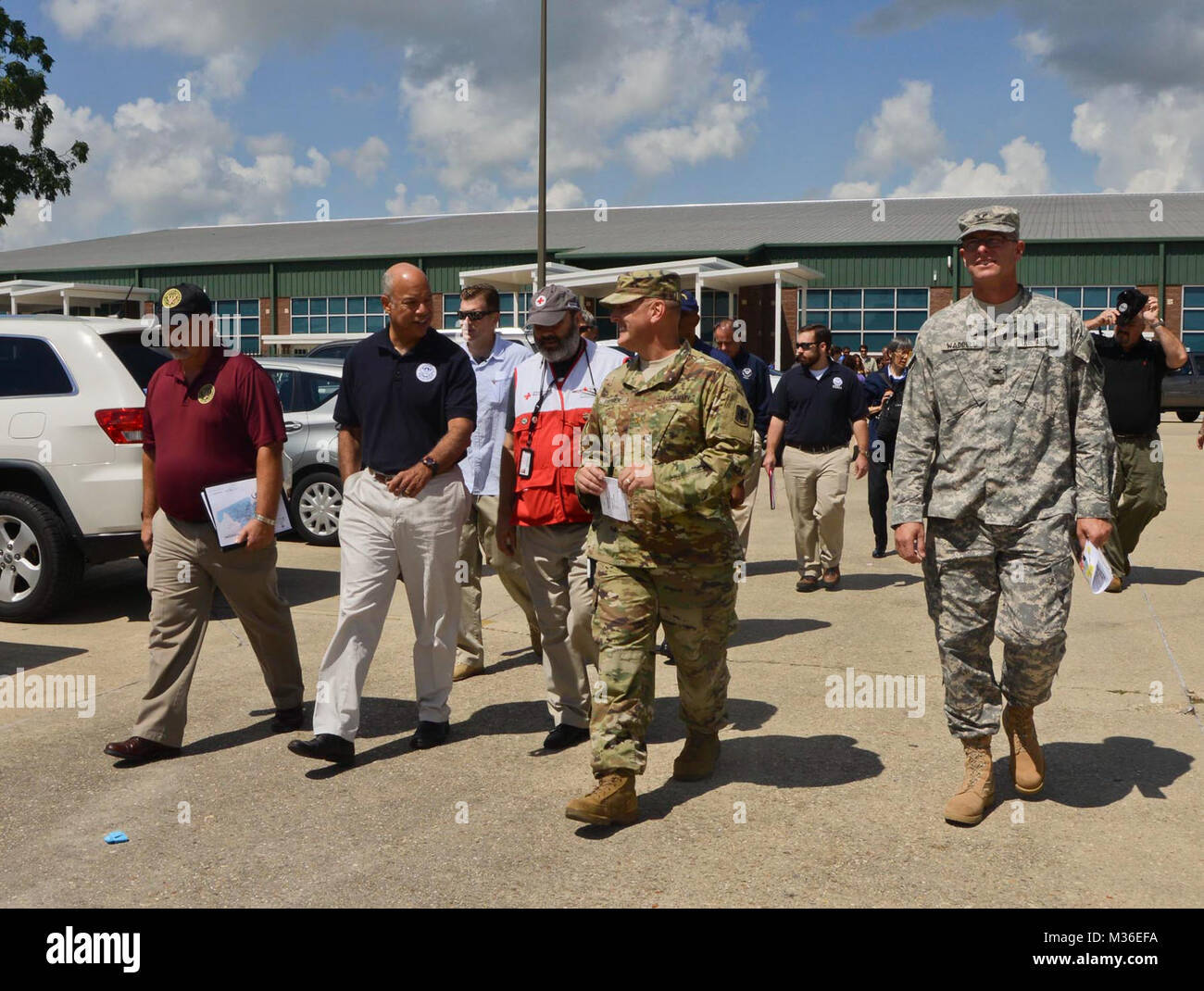 Louisiana's National Guard Maj. Marc Prymek, Kommandant der Feuerwehr 199th Support Battalion und Oberst Keith Waddell, der Kommandant der 256. Infantry Brigade Combat Team geben Jeh Johnson, Minister für Innere Sicherheit, einen Rundgang durch das Tierheim und Operationen bei Lamar Dixon Exposition Center in Gonzales, La., August 18, 2016. (U.S. Army National Guard Foto von Sgt. Noshoba Davis) 160818-Z-CC 612-199 durch Louisiana National Guard Stockfoto