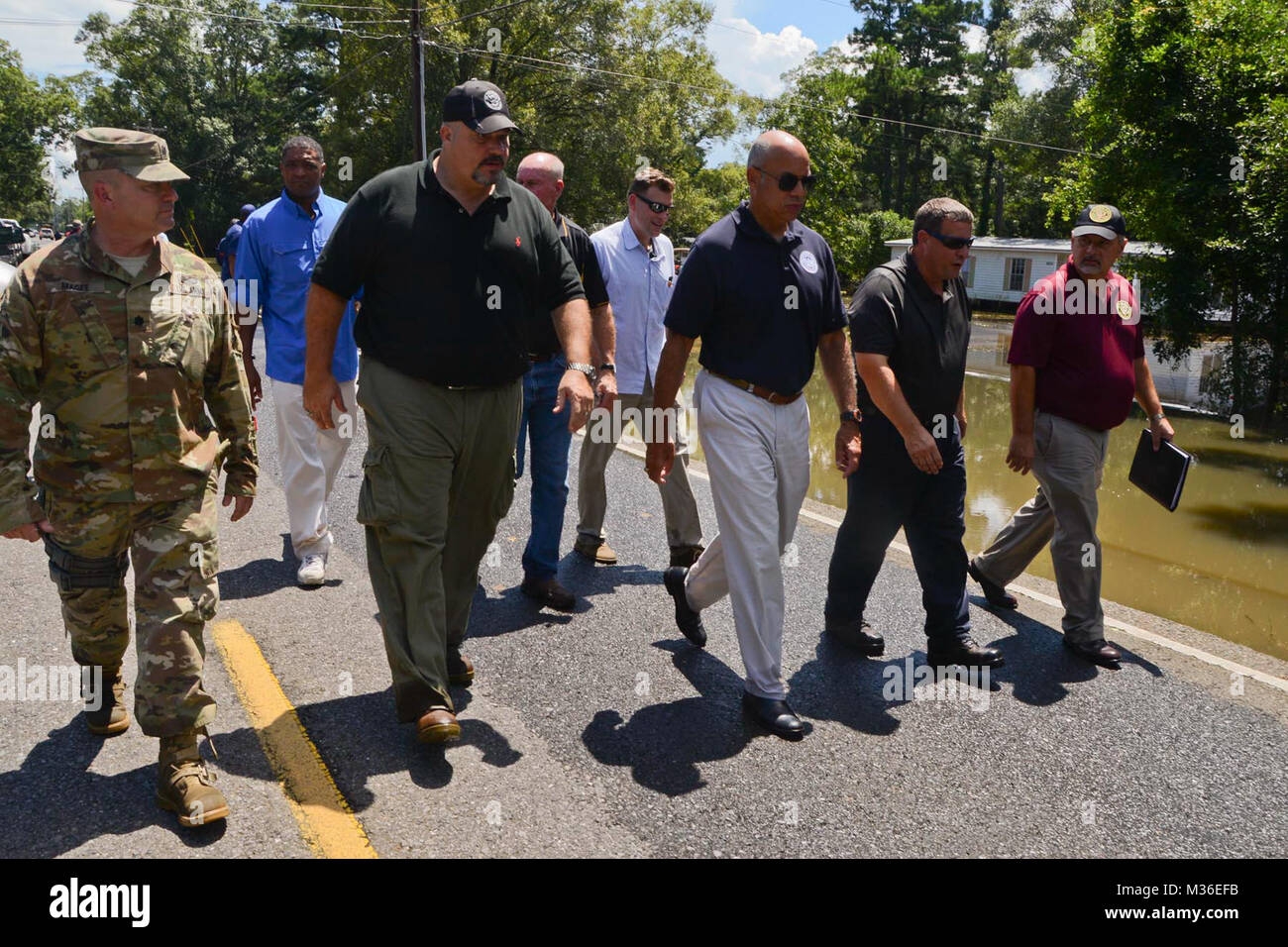 Louisiana's National Guard Oberstleutnant Cameron Magee, Kommandant der 2. Staffel, 108 Cavalry Regiment und James Leblanc, Einsatzleiter der freiwilligen St. Amant der Feuerwehr erklären und Jeh Johnson, Minister für Innere Sicherheit die Ergebnisse auf Nachbarschaften in St. Amant, La., Aug 18, 2016 zeigen. (U.S. Army National Guard Foto von Sgt. Noshoba Davis) Sekretär Jeh Johnson, Abteilung Homland des Systemstatus, Besuche flooeded Bereiche in Louisiana durch Louisiana National Guard Stockfoto