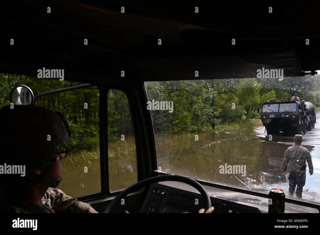 Louisiana's National Guard Oberstleutnant Cameron Magee, Kommandant der 2. Staffel, 108 Cavalry Regiment Boden führt eine hohe Wasser Fahrzeug durch hohe Wasser in Gonzales, La., Aug 19., 2016. (U.S. Army National Guard Foto von Sgt. Noshoba Davis) 160819-Z-CC 612-521 durch Louisiana National Guard Stockfoto