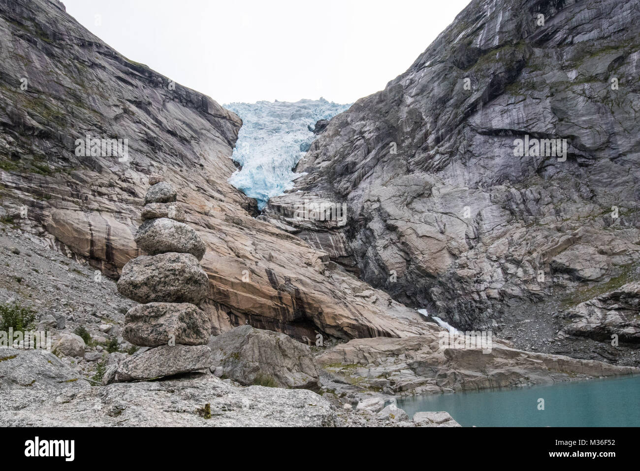 Gestapelte Steine. (Briksdal Gletscher Briksdalsbreen), Jostedalsbreen. Norwegen Stockfoto