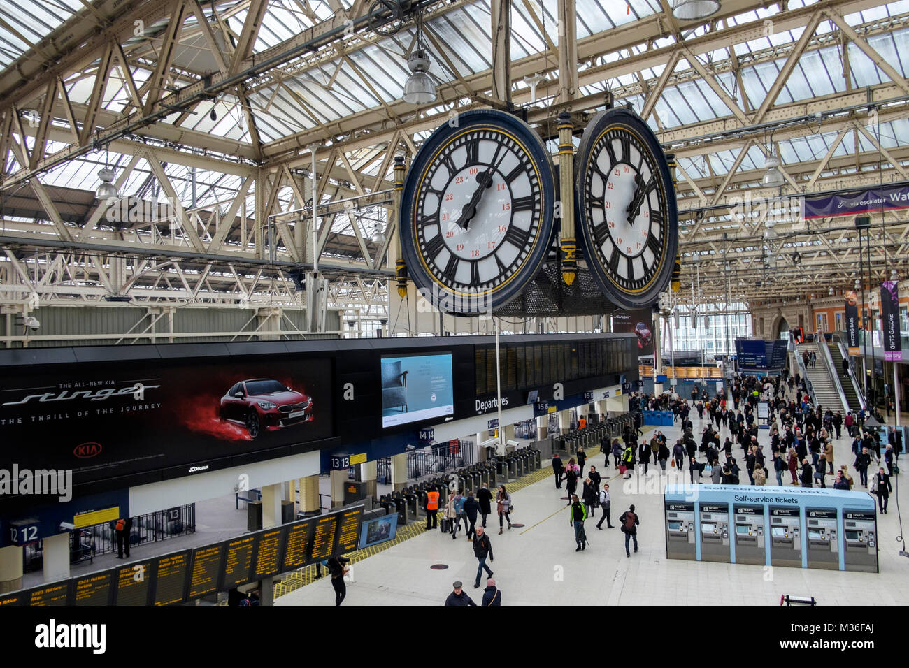 Bahnhof Uhr über die bahnhofshalle von Waterloo Station, London, UK Stockfoto