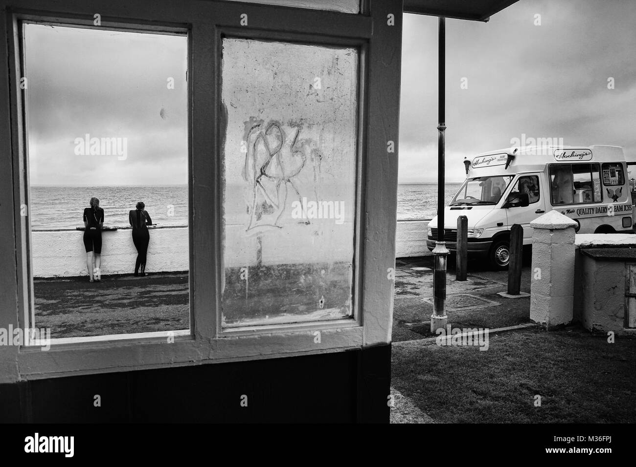 Schwarze und weiße Straße Foto: Blick vom Tierheim auf der Esplanade in Westward Ho!, Devon, Großbritannien Stockfoto