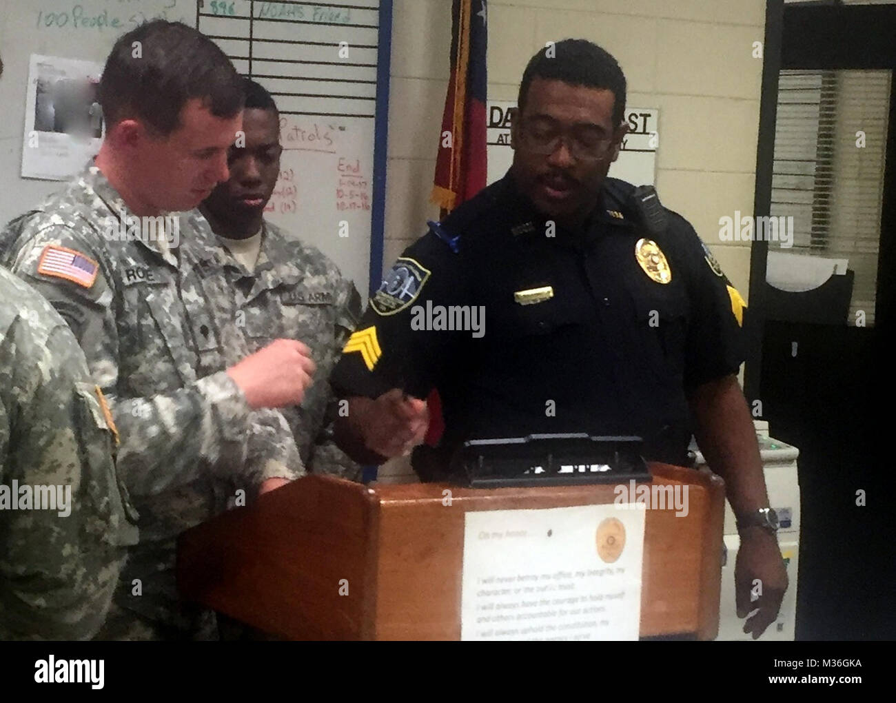 SAVANNAH, Ga. 8. Oktober 2016 - Sergeant Keith Dennis, ein Patrol Sergeant mit der Savanne Chatham Metropolitan Police Department, Schriftsatz Georgien Nationalgarde der 178th Military Police Company, bevor die Patrouillen der öffentlichen Sicherheit zu gewährleisten. Georgien National Guard Foto von Kapitän William Carraway/freigegeben Öffentliche Sicherheit durch Georgia National Guard Stockfoto