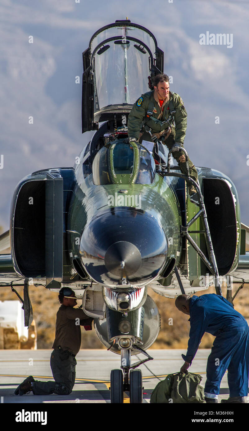 Zivile QF-4e Pilot/Controller Oberstleutnant (Ret) Jim ÒWAMÓ Harkins, beendet seine McDonnell Douglas F-4 Phantom II, nach einer Generalprobe für die endgültige militärische Flug und Ruhestand Zeremonie für storied Flugzeuge Holloman AFB, N.M., Dez. 16, 2016. Die letzte Variante der Phantom II war die QF-4 unmanned aerial Targets, die von der 82nd Aerial Target Squadron Loslösung 1 Holloman AFB geflogen. Die zeremoniellen Flug wurde Harkins zuletzt in einem Cockpit für die Luftwaffe; er wird nun eine Bodensteuerung werden für den Austausch des QF-4, das QF-16. Die F-4 Phantom II der US Air Force bestand im Jahr 1963 ein Stockfoto