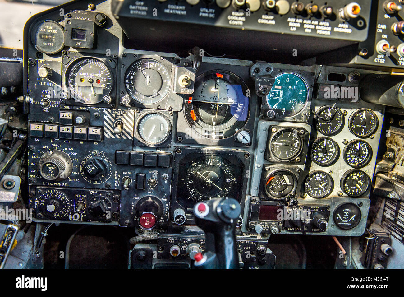 Das Cockpit der McDonnell Douglas F-4 Phantom II, geflogen von Oberstleutnant Ron 'Elvis' König der 82nd Aerial Target Squadron Loslösung 1, wenn er die endgültige militärische Flug der storied Flugzeuge Holloman AFB, N.M., Dez. 21, 2016 geführt. Die F-4 Phantom II der US Air Force bestand im Jahr 1963 und war die erste multi-rolle Flugzeug der USAF in den 60er und 70er Jahren. Die F-4 flog Bombenangriffe, Combat Air Patrol, fighter Escort, Aufklärung und die berühmten Wild Weasel Flugabwehrrakete Unterdrückung Missionen. Die letzte Variante der Phantom II war die QF-4 unmanned aerial Targets Stockfoto