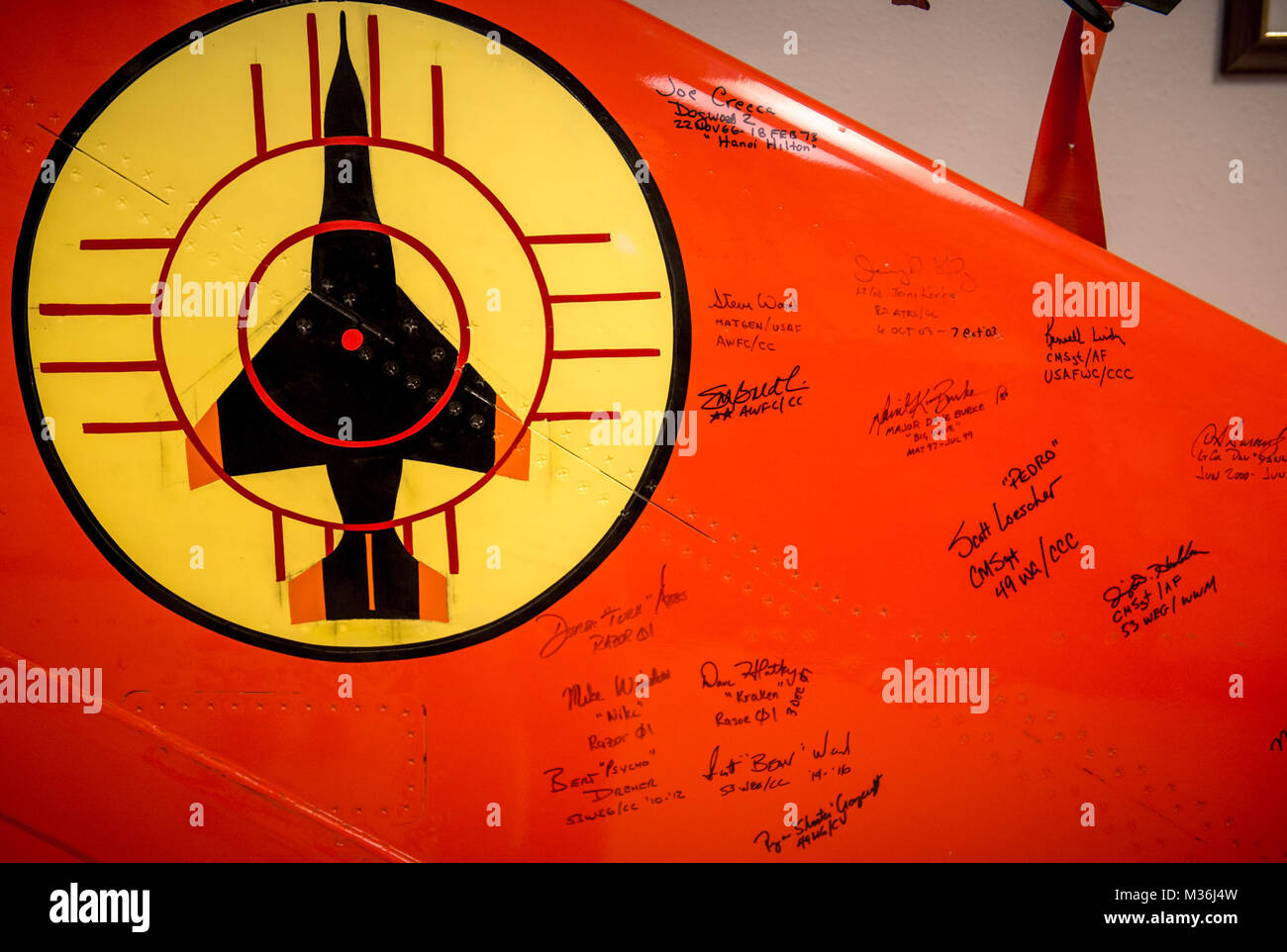 Unterschriften zieren den Schwanz einer McDonnell Douglas QF-4 Phantom II, die in den Büros der 82nd Aerial Target Squadron Loslösung 1 lat Holloman AFB, N.M., Dez. 20, 2016. Das geschwader Kommandeur, Oberstleutnant Ron 'Elvis' König, wurde zuletzt aktiv - Pflicht Air Force Pilot die McDonnell Douglas F-4 Phantom II fliegt, während die endgültige militärische Flug der storied Flugzeuge Holloman AFB am Dez. 21, 2016. Die F-4 Phantom II der US Air Force bestand im Jahr 1963 und war die erste multi-rolle Flugzeug der USAF in den 60er und 70er Jahren. Die F-4 flog Bombenangriffe, Combat Air Patrol, fighter Escort, rec Stockfoto