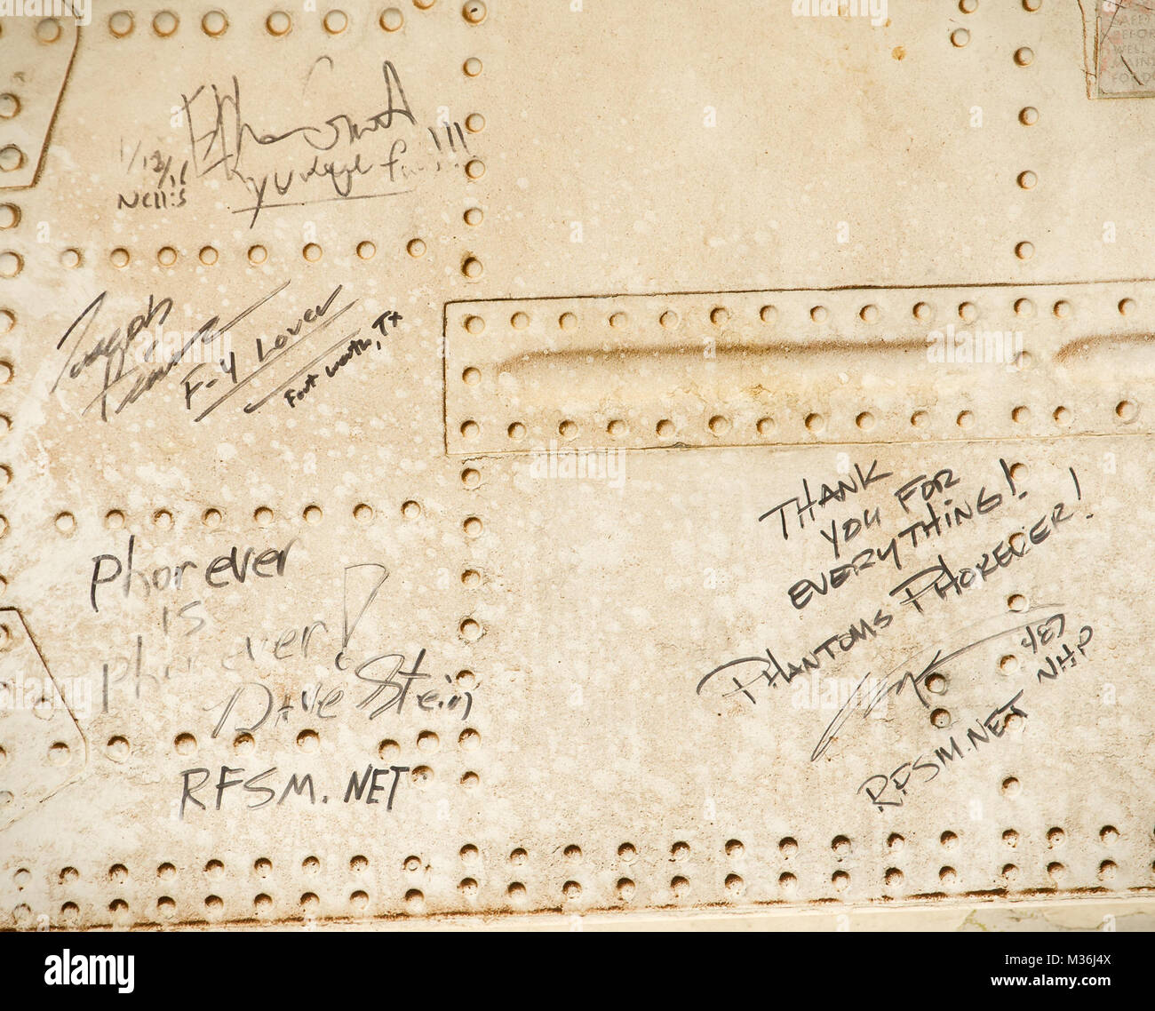 Nachrichten auf das Bugfahrwerk Tür einer McDonnell Douglas F-4 Phantom II gekritzelt, von der 82nd Aerial Target Squadron Loslösung 1 Holloman AFB, N. M. geflogen, veranschaulicht das Engagement und die Leidenschaft der F-4-Liebhaber Dez. 20, 2016. Die F-4 Phantom II der US Air Force bestand im Jahr 1963 und war die erste multi-rolle Flugzeug der USAF in den 60er und 70er Jahren. Die F-4 flog Bombenangriffe, Combat Air Patrol, fighter Escort, Aufklärung und die berühmten Wild Weasel Flugabwehrrakete Unterdrückung Missionen. Die letzte Variante der Phantom II war die QF-4 unmanned aerial Ziele geflogen von der Stockfoto