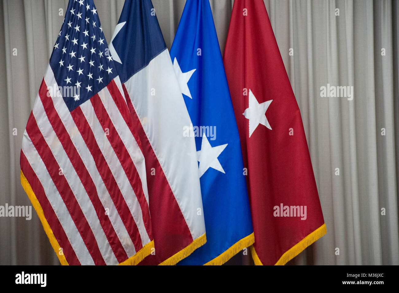 American, Texas Air Force und Army allgemein Flags für die stellvertretender Adjutant General termin Zeremonie für Brig. Gen. Tracy Norris in Camp Mabry in Austin, Texas, Jan. 21, 2017. Brig. Gen. Tracy Norris war zuletzt als stellvertretender Adjutant General von Texas durch reg. Greg Abbott. (U.S. Army National Guard Foto vom Kapitän Jessia Jackson) Brig. Gen. Tracy Norris DAG Ernennung durch Texas militärische Abteilung Stockfoto