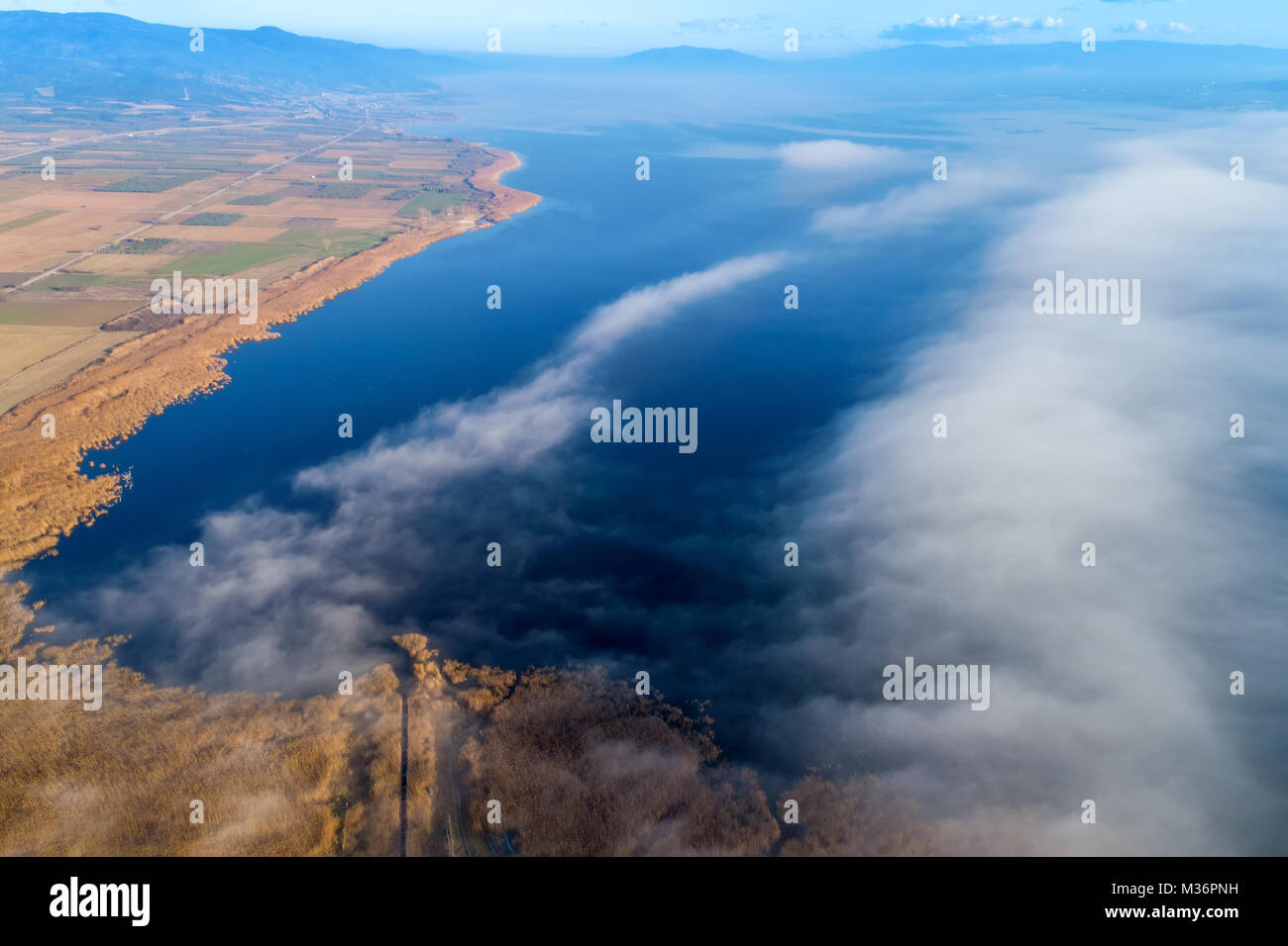 Luftaufnahme. Fliegen über den Wolken. Antenne Kamera geschossen. Landschaft Panorama. Stockfoto