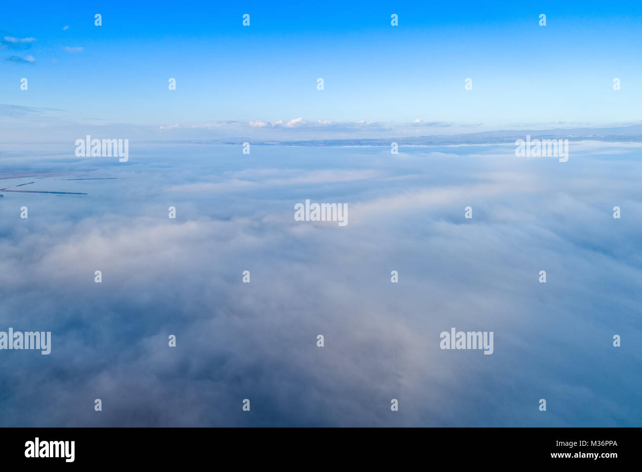 Luftaufnahme. Fliegen über den Wolken. Antenne Kamera geschossen. Landschaft Panorama. Stockfoto
