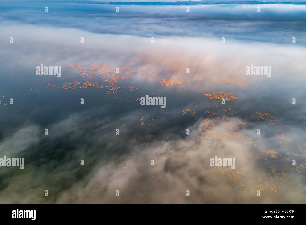 Luftaufnahme. Fliegen über den Wolken. Antenne Kamera geschossen. Während des Sonnenuntergangs. Landschaft Panorama. Stockfoto