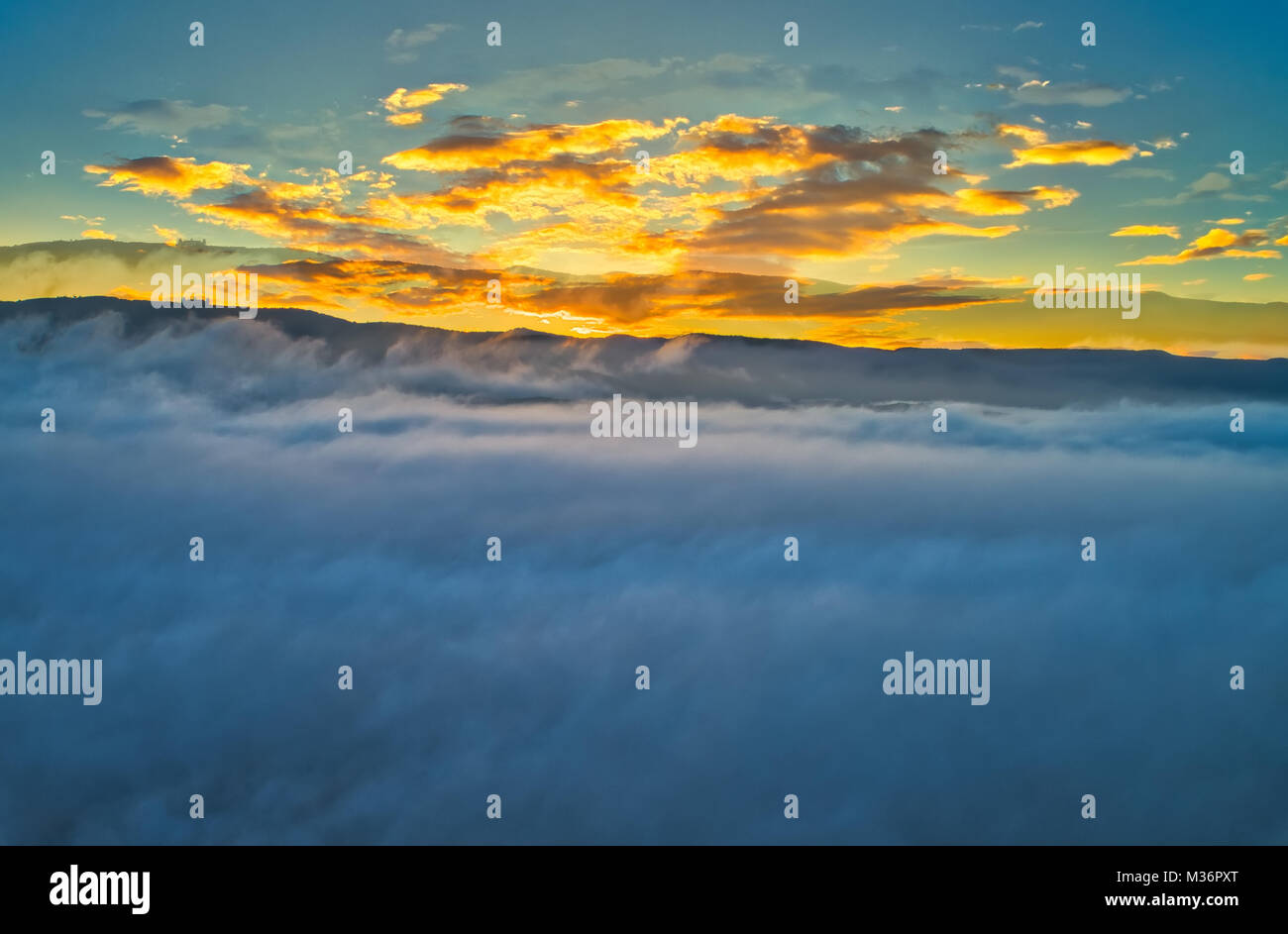 Luftaufnahme. Fliegen über den Wolken. Antenne Kamera geschossen. Während des Sonnenuntergangs. Landschaft Panorama. Stockfoto