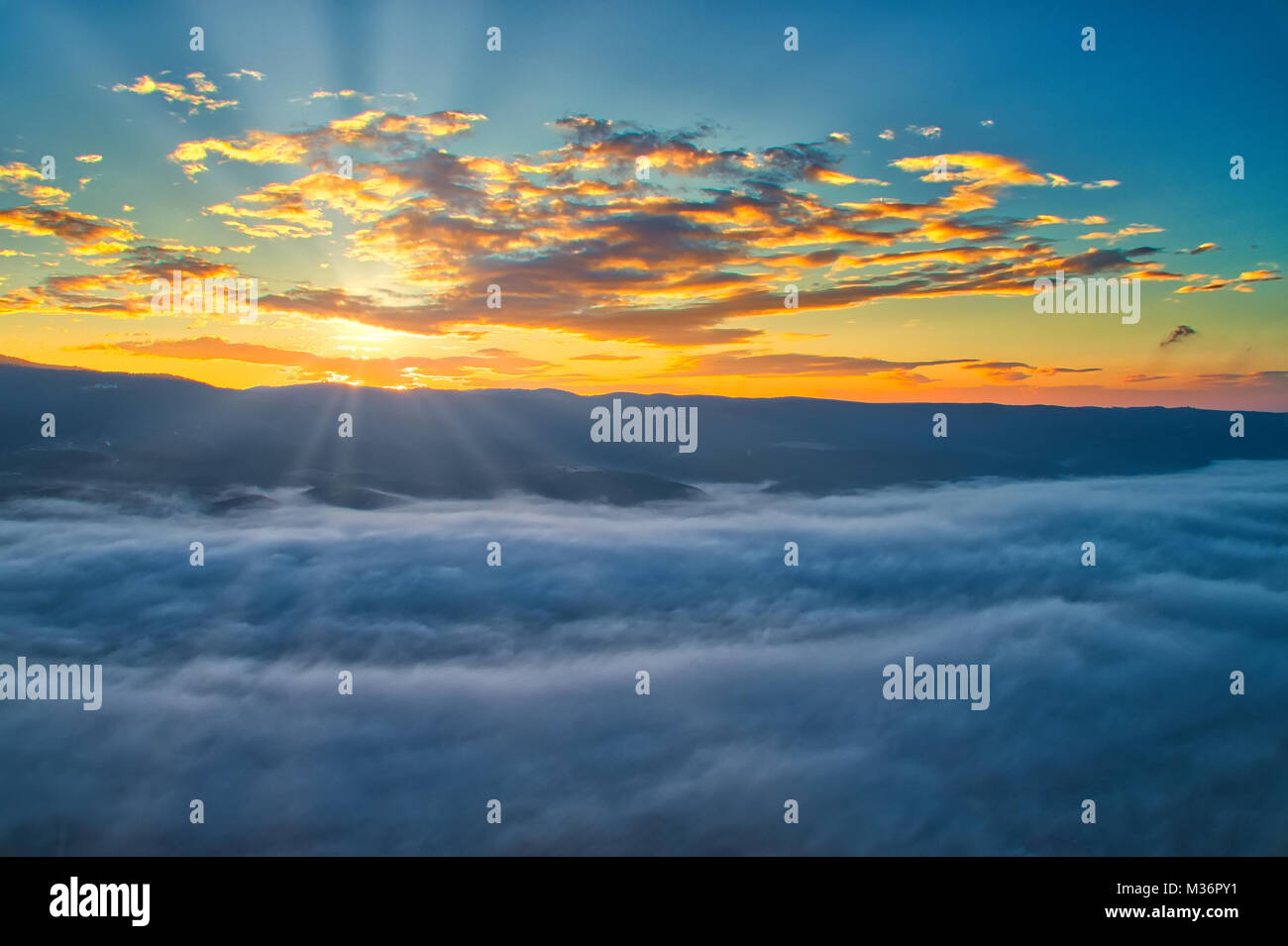 Luftaufnahme. Fliegen über den Wolken. Antenne Kamera geschossen. Während des Sonnenuntergangs. Landschaft Panorama. Stockfoto