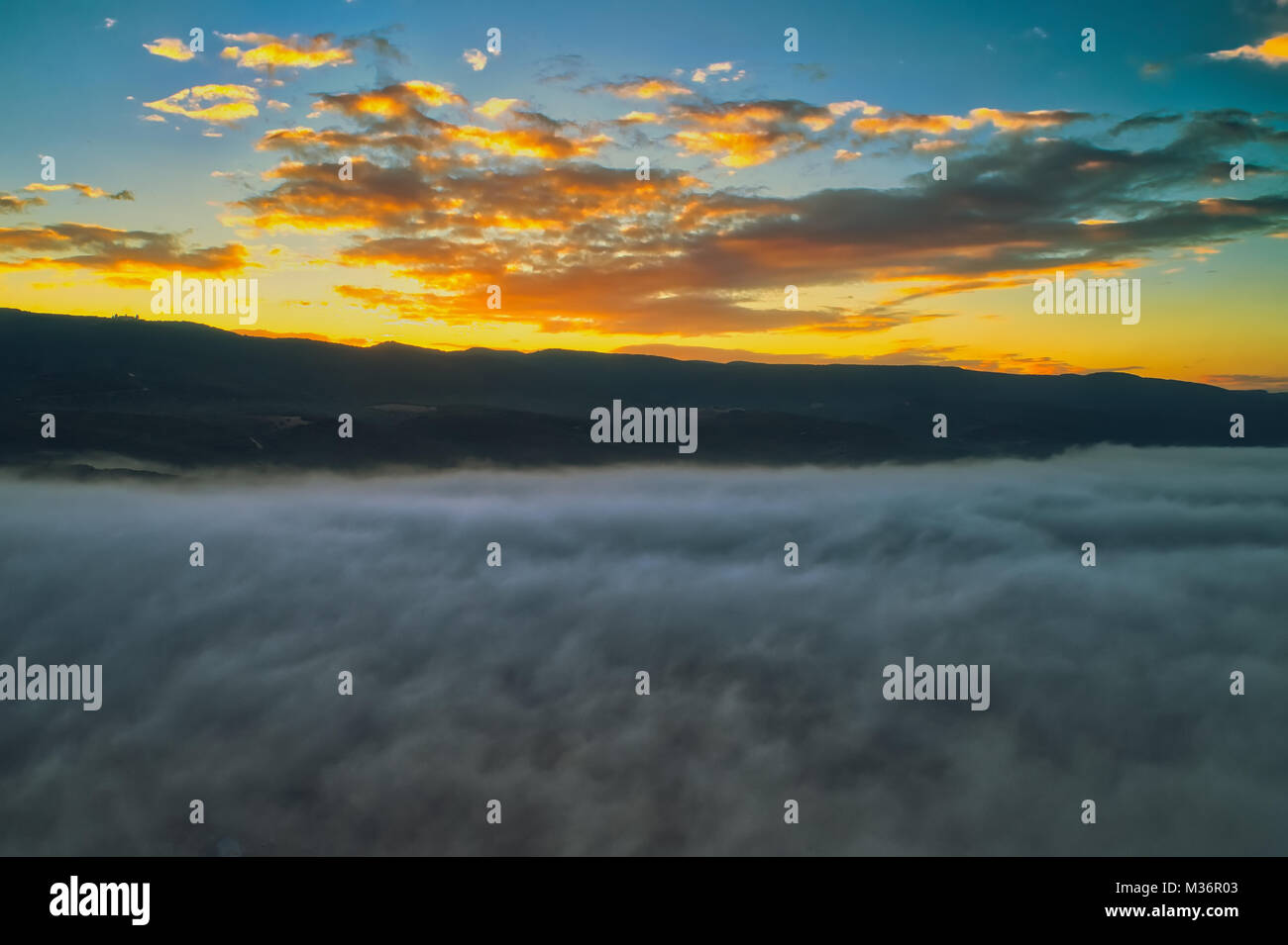 Luftaufnahme. Fliegen über den Wolken. Antenne Kamera geschossen. Während des Sonnenuntergangs. Landschaft Panorama. Stockfoto
