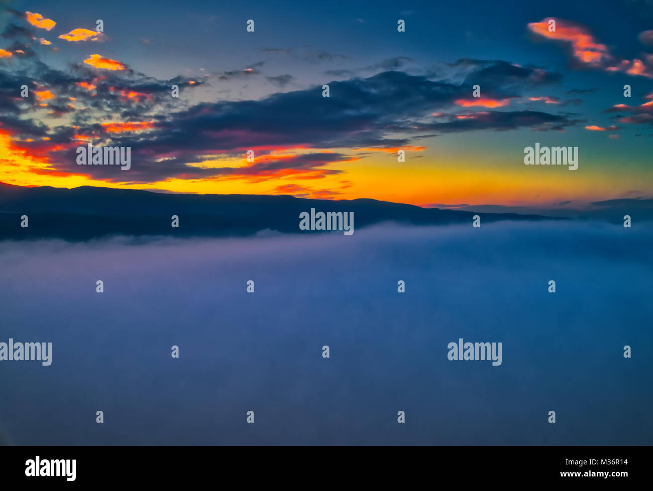 Luftaufnahme. Fliegen über den Wolken. Antenne Kamera geschossen. Während des Sonnenuntergangs. Landschaft Panorama. Stockfoto