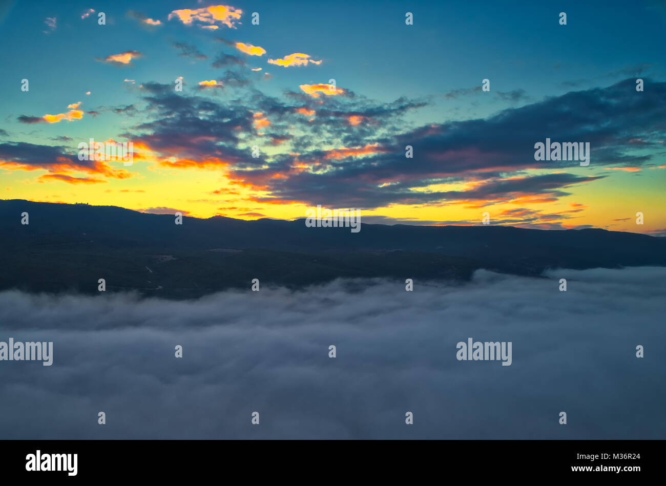 Luftaufnahme. Fliegen über den Wolken. Antenne Kamera geschossen. Während des Sonnenuntergangs. Landschaft Panorama. Stockfoto