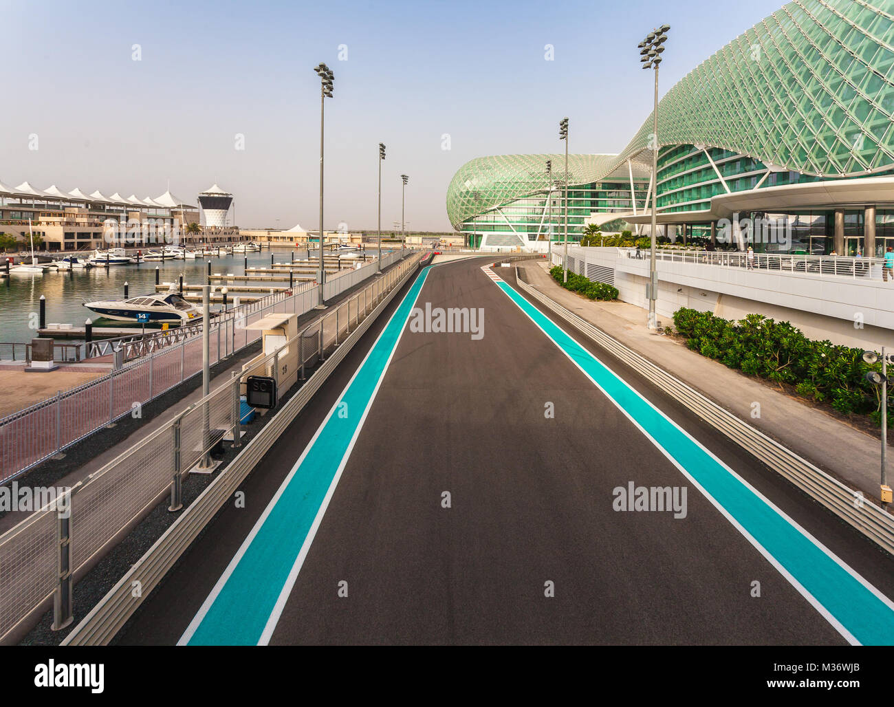 ABU DHABI, VAE - 13. Mai 2014: Der Yas Marina Formel 1-Grand Prix-Rennstrecke. Inmitten einer Marina, mit innovativem Design. Die Schaltung ist so konzipiert, dass b Stockfoto