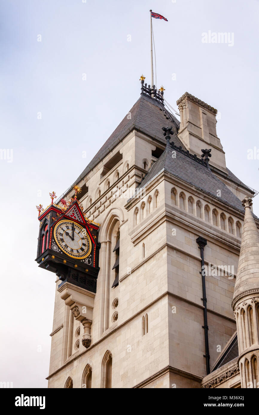 Die Royal Courts of Justice (Justizpalast) Victorian Gothic außen mit Uhr, Stadt von Westminster, zentralen Bereich von Greater London, Großbritannien Stockfoto