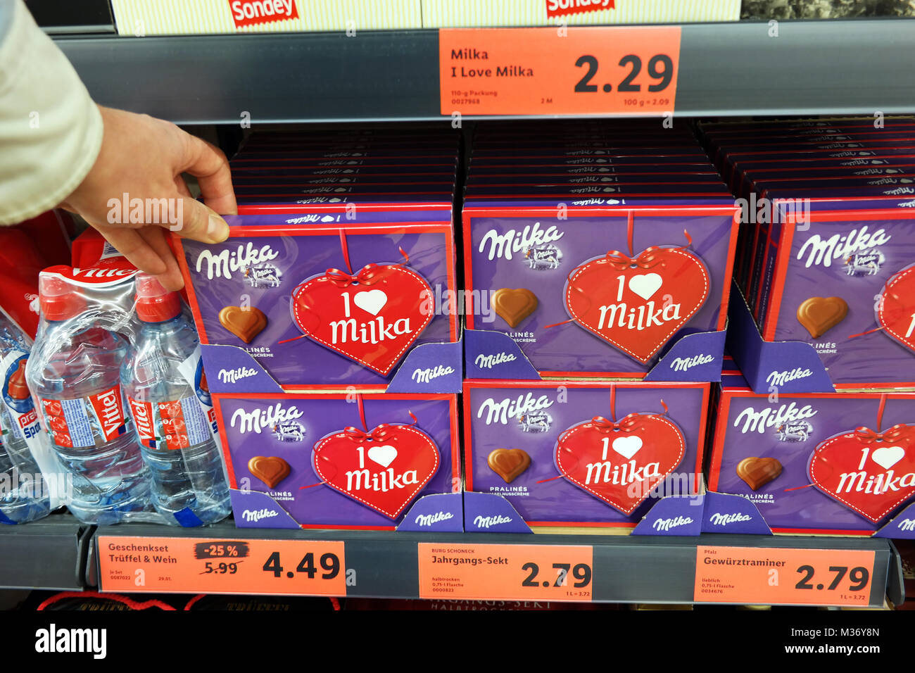 Ich liebe Milka Schokolade Herzen in einem Laden. Stockfoto
