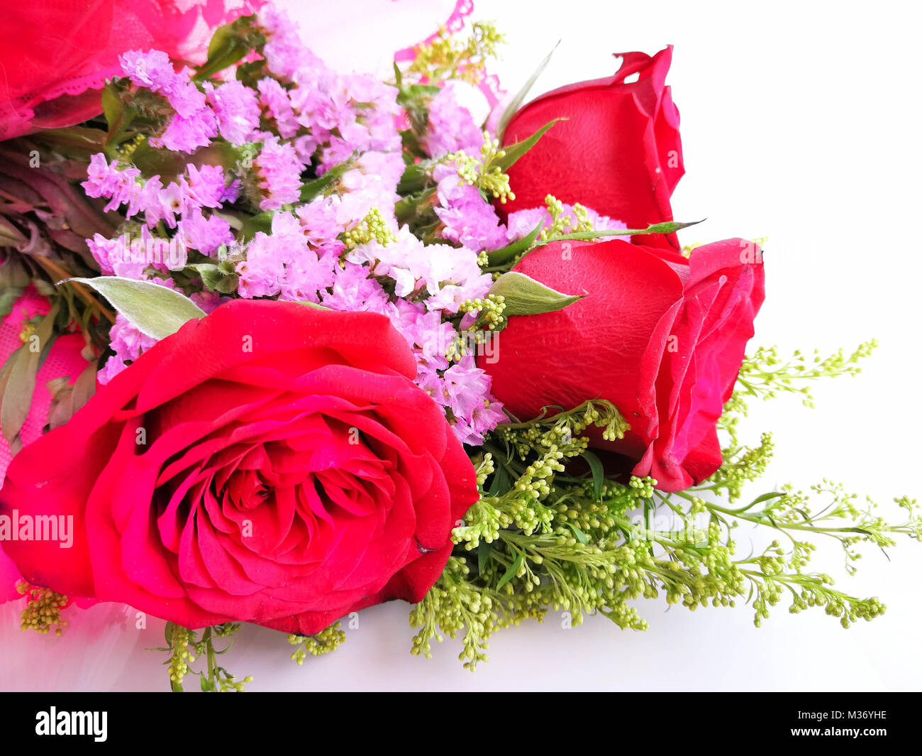 Rote Rosen strauss auf Holz- Hintergrund. Konzept der Valentinstag, Geburtstag, Muttertag, Liebe, Fürsorge und Jubiläen. Stockfoto