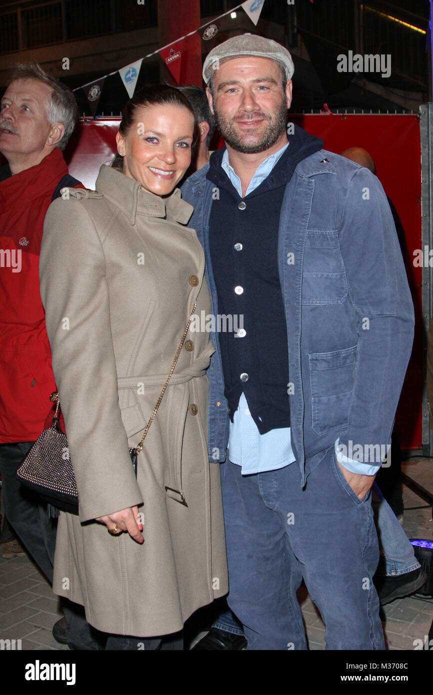 Sascha Sascha Schmitz Mit Freundin Julia Rontgen Millerntor Galerie Vor Offnung In Dem Stadion Des Fc St Pauli Hamburg 04 02 2013 Stockfotografie Alamy
