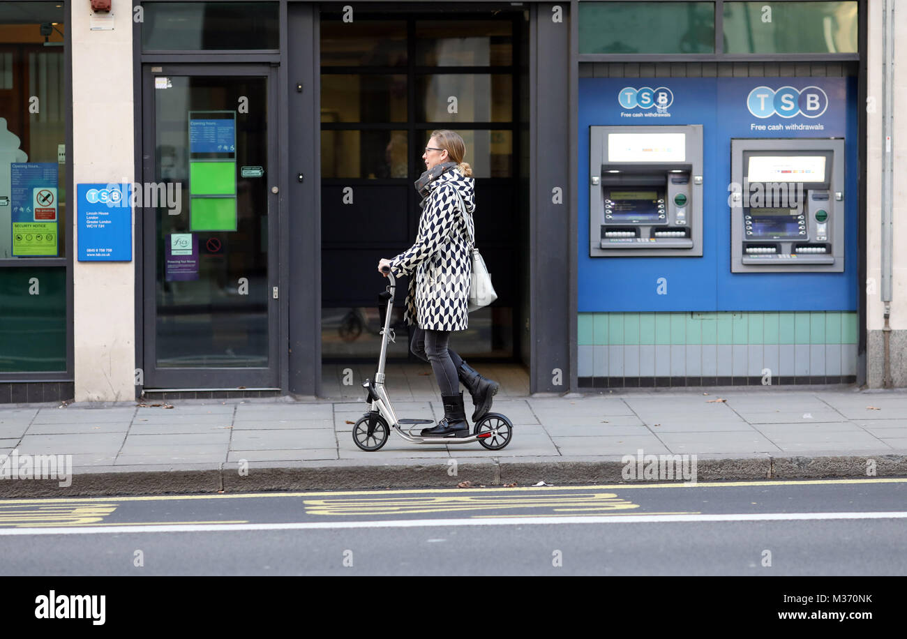 Frau auf scooter TSB Bank Stockfoto