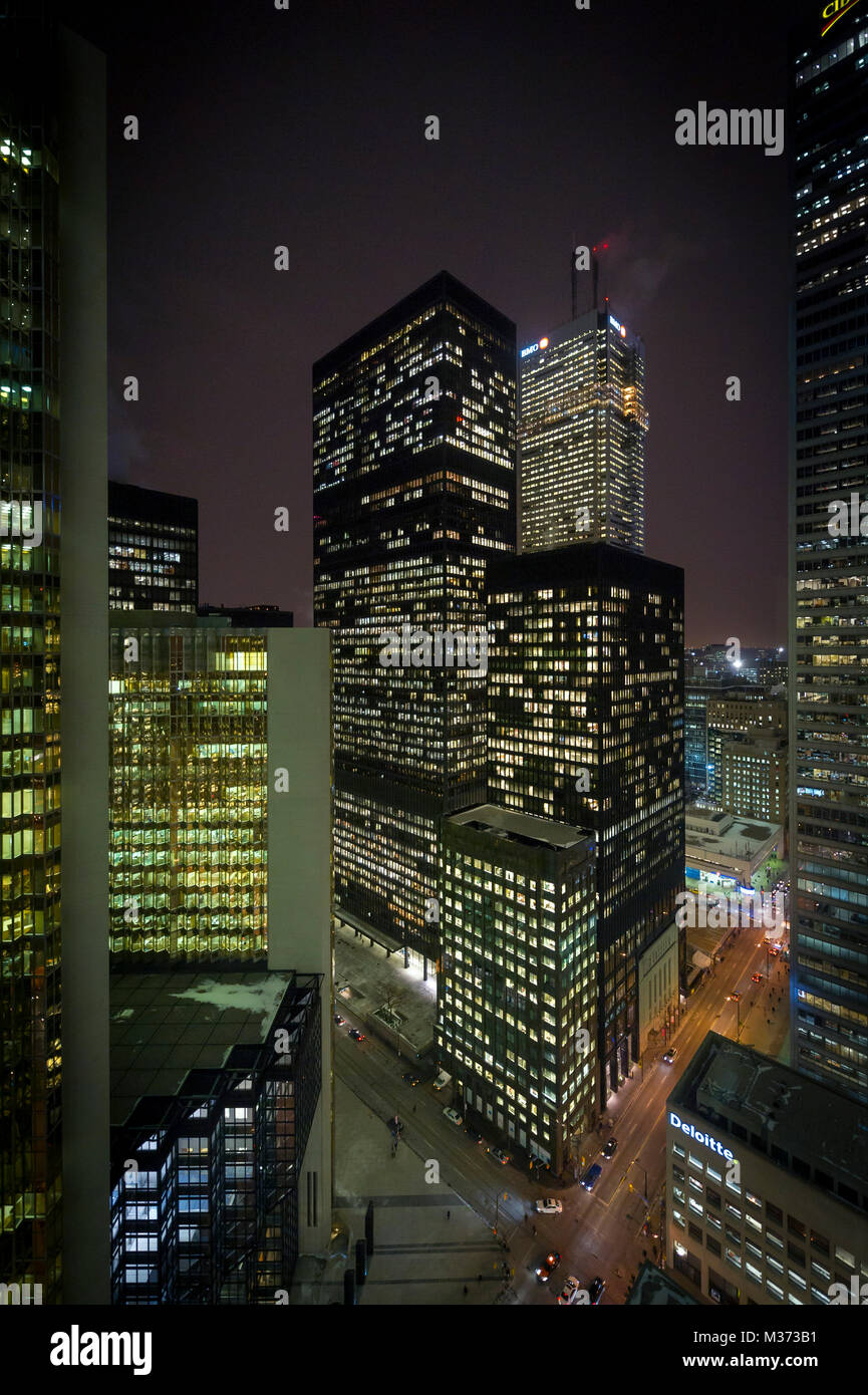 Toronto-Dominion Centre bei Nacht beleuchtet in Toronto Downtown Bay Street Bankenviertel. Stockfoto