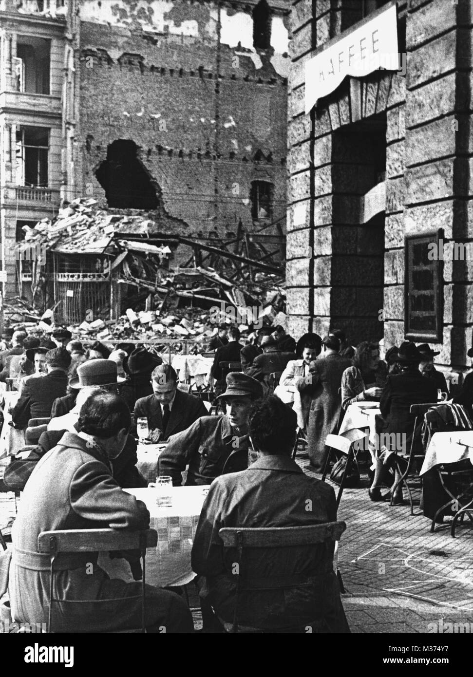 Die Gäste sitzen an den Tischen im Außenbereich eines Cafés in Frankfurt am Main, 1945. | Verwendung weltweit Stockfoto