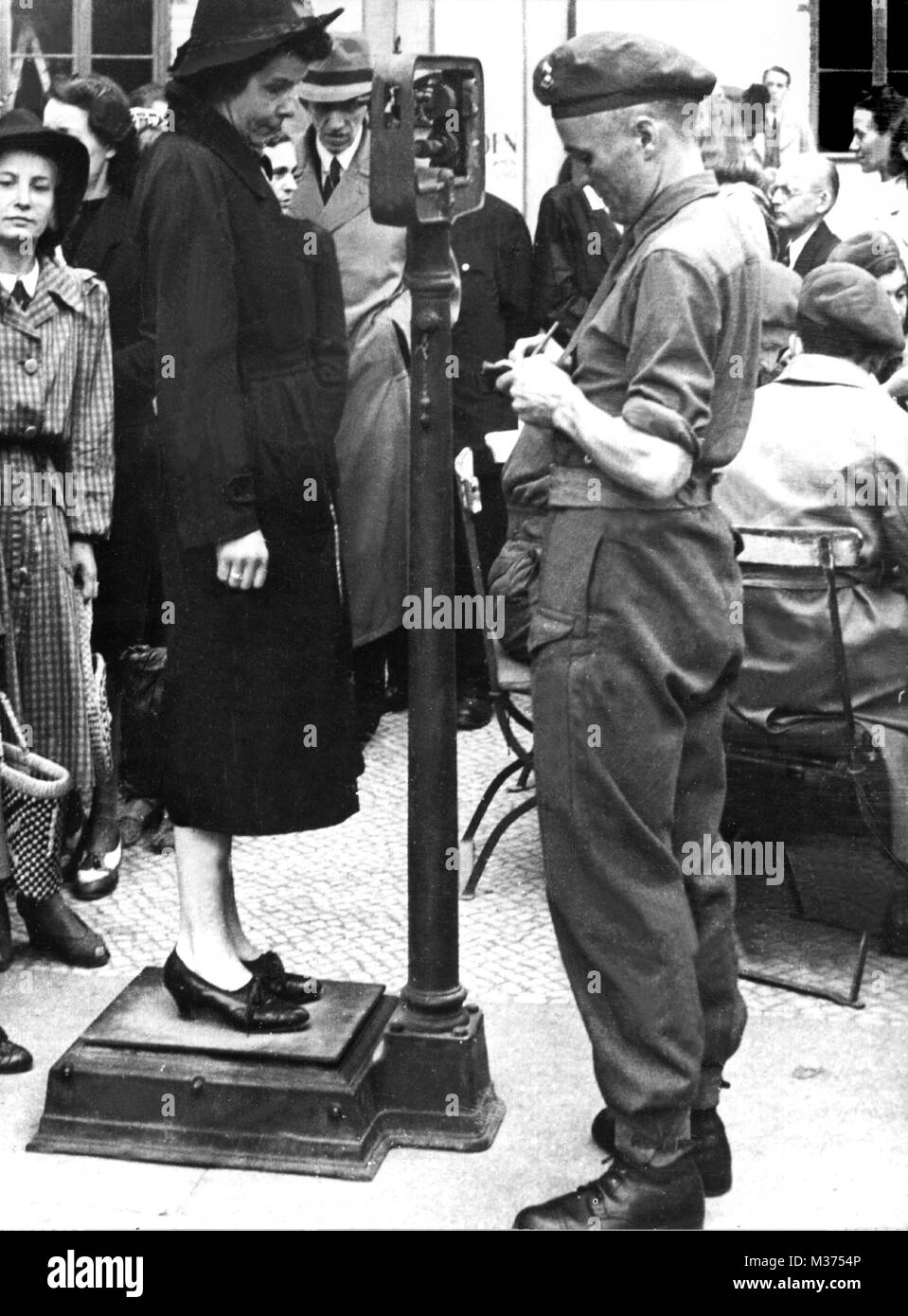 Eine deutsche Frau wird gewogen ihre Ernährungssituation zu bestimmen, im September 1945, in einem Krankenhaus, das durch ein Feld Krankenwagen der Militärregierung in Berlin veranstaltet wurde. | Verwendung weltweit Stockfoto