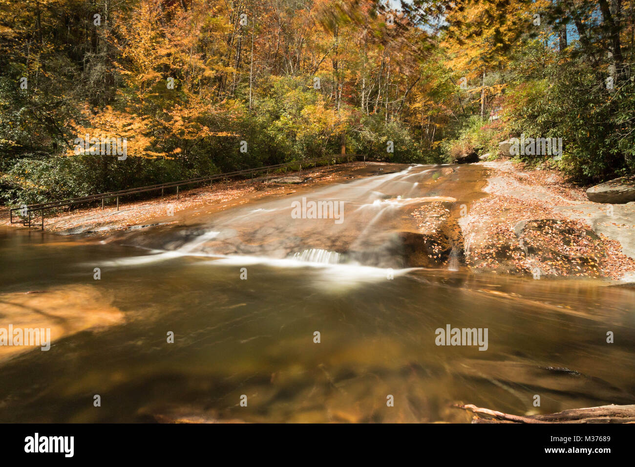 Sliding Rock Wasserfall der Appalachian Berge der westlichen North Carolina im grossen Fall Farben Stockfoto