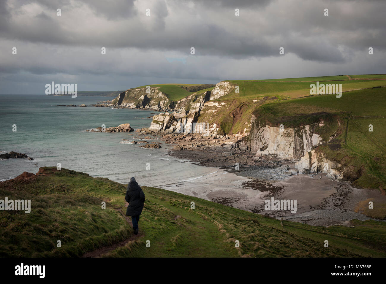 Zu Fuß der Klippe Fußweg an Ayrmer Cove in der Nähe von Challaborough, Devon, Großbritannien Stockfoto